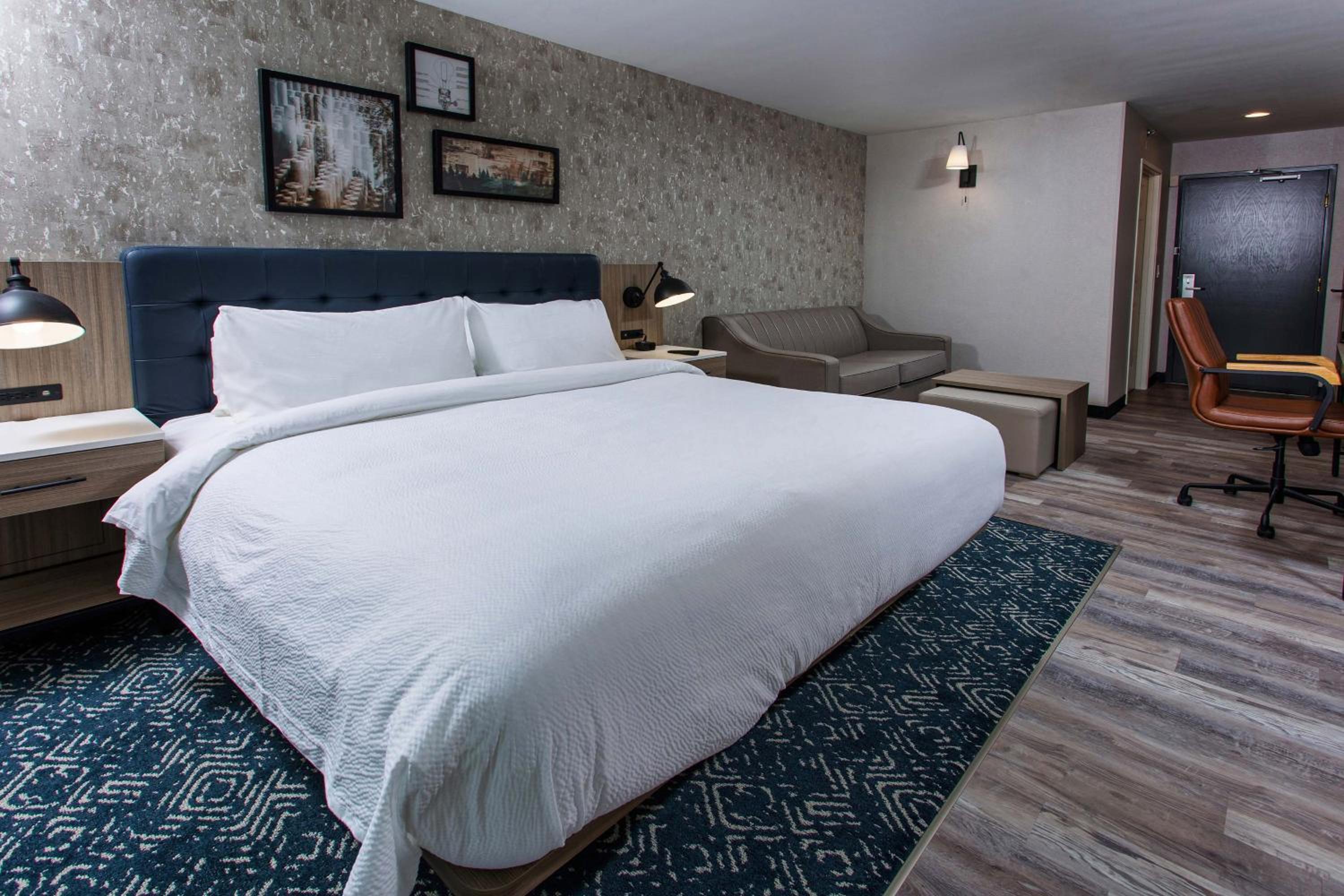 Traditional Guest Room with 1 King, Sofa bed - Photo 10