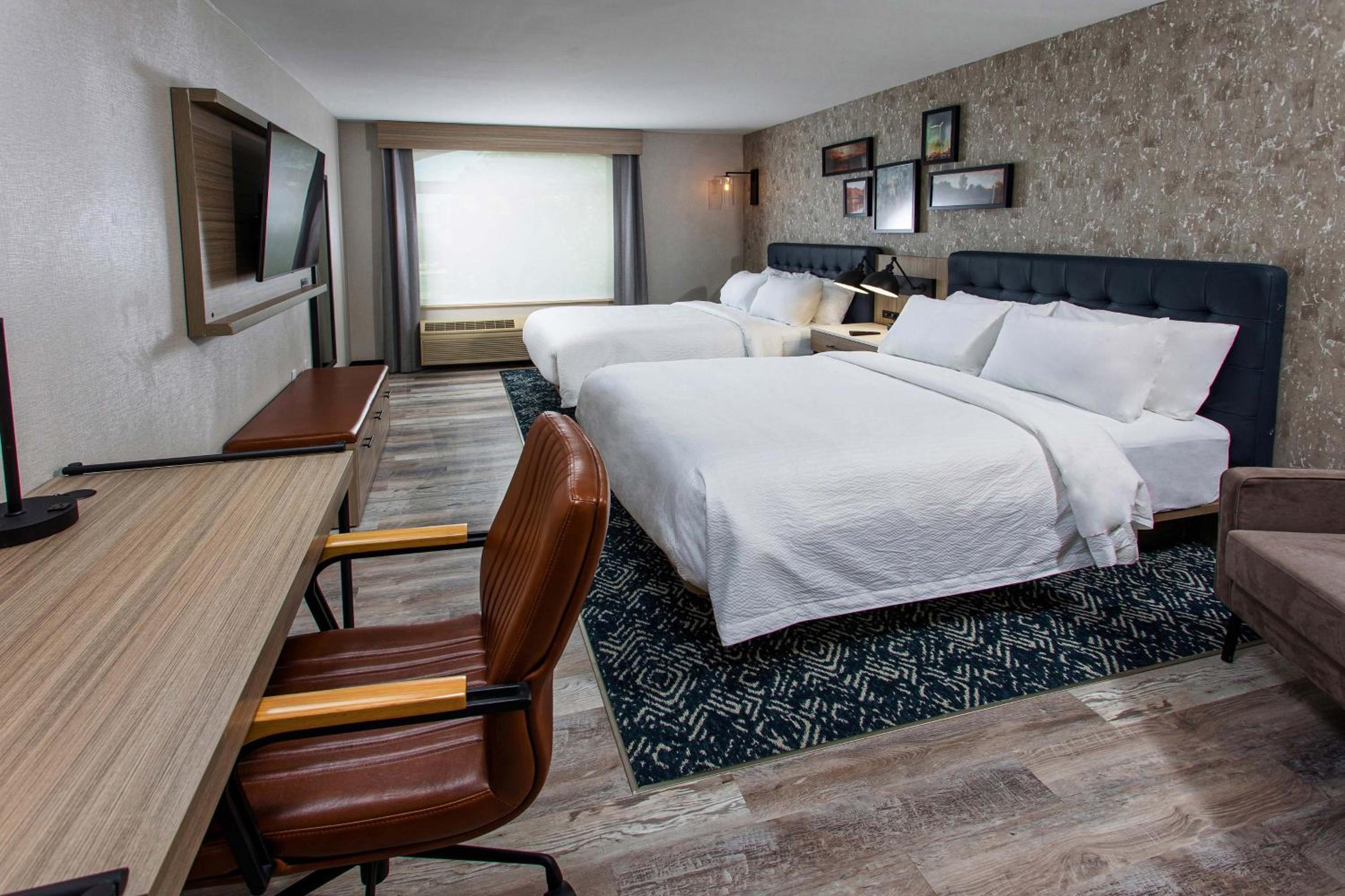 Traditional Guest room with 2 Queen Bed - Photo 5