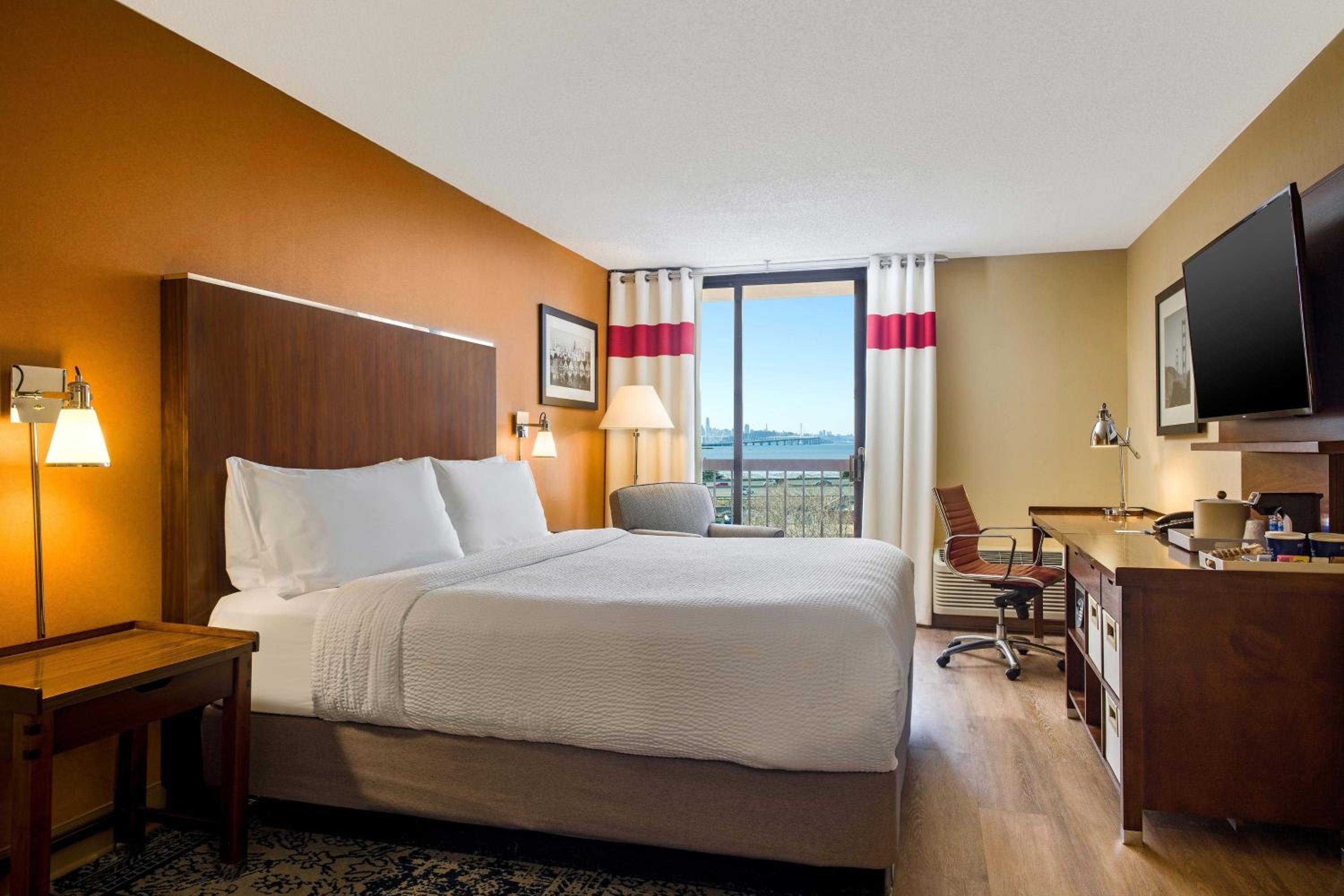 Guest room, 1 King, Bay view, Balcony - Photo 1