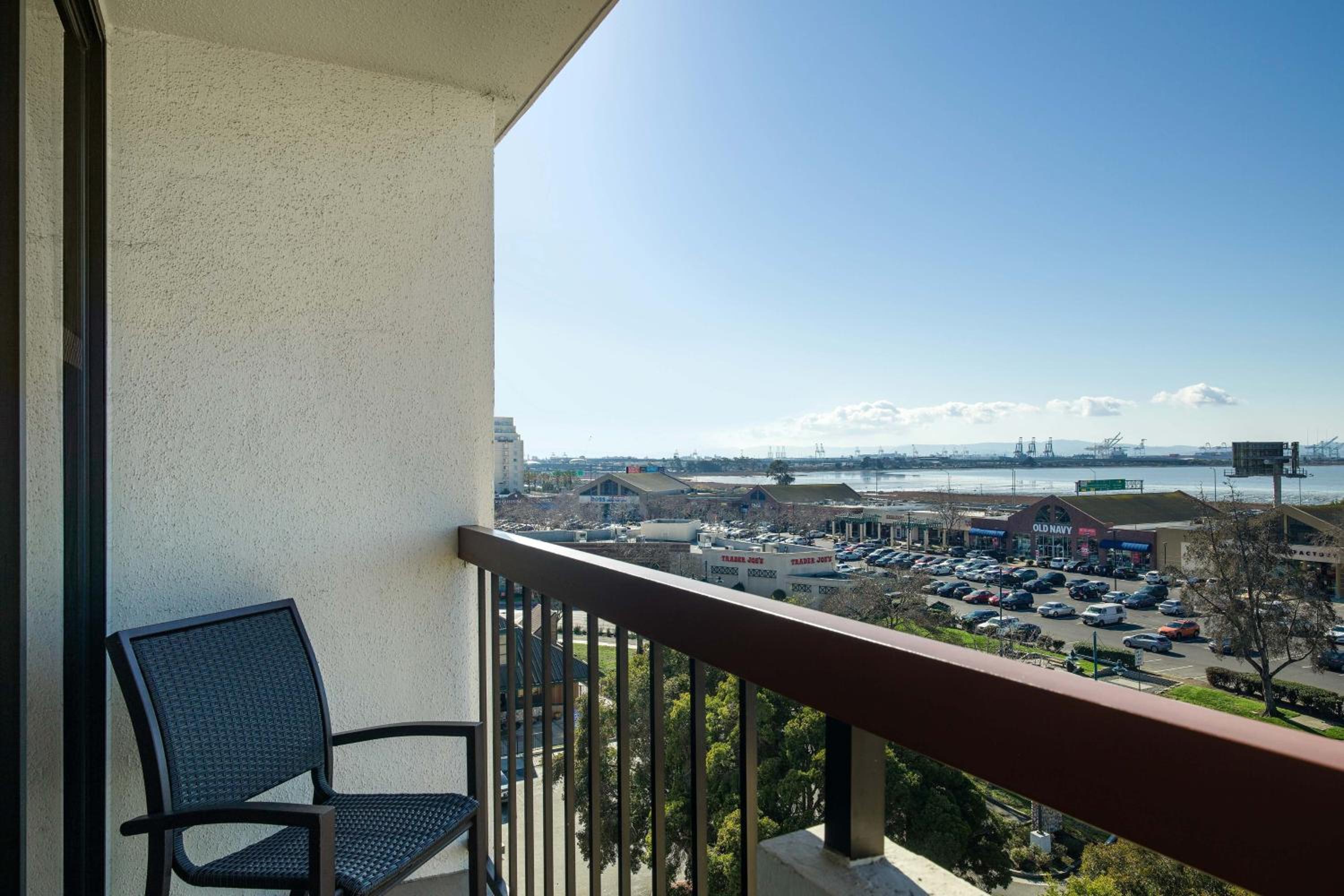 Guest room, 1 King, Bay view, Balcony - Photo 2