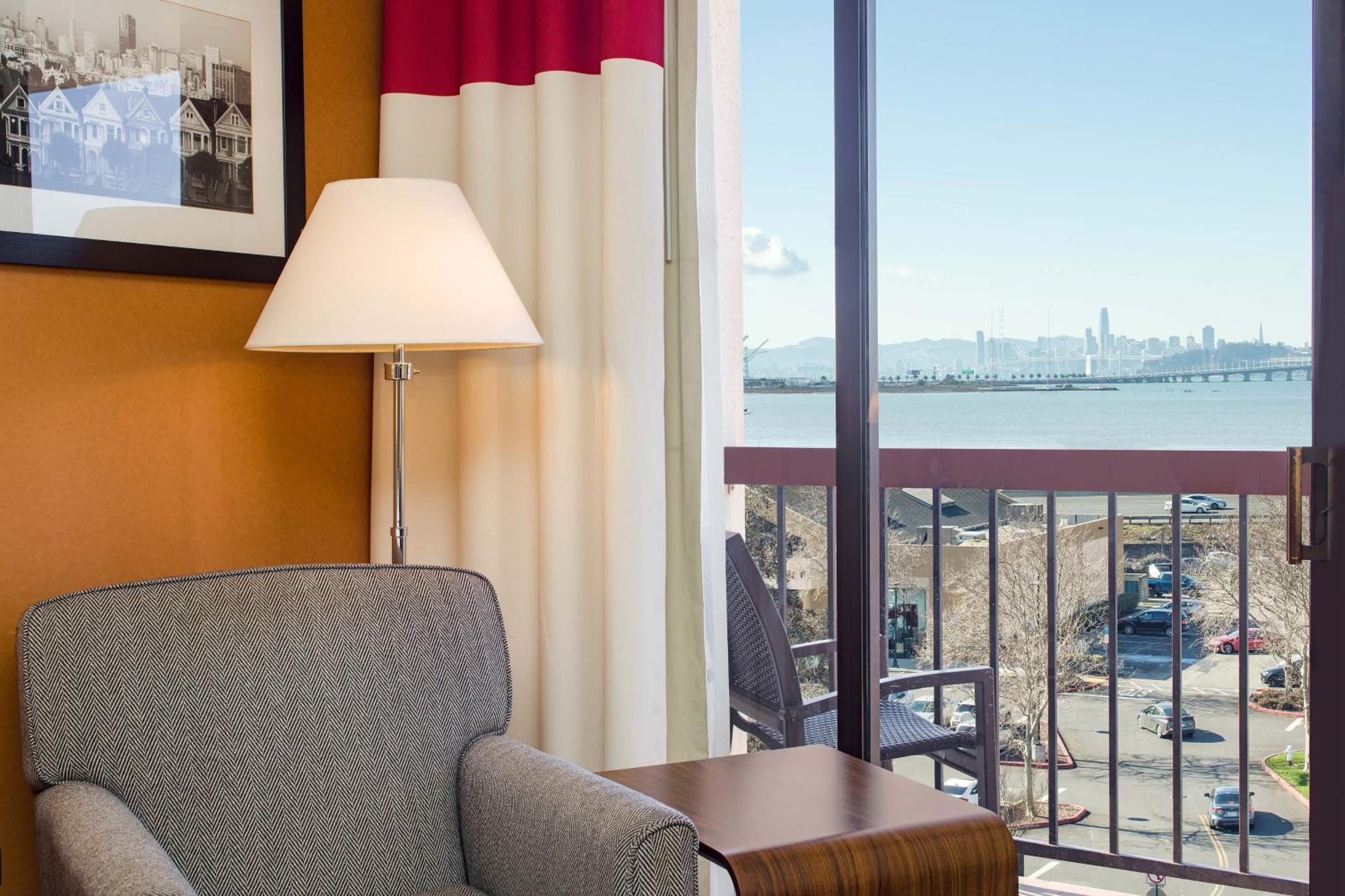 Guest room, 1 King, Bay view, Balcony - Photo 3