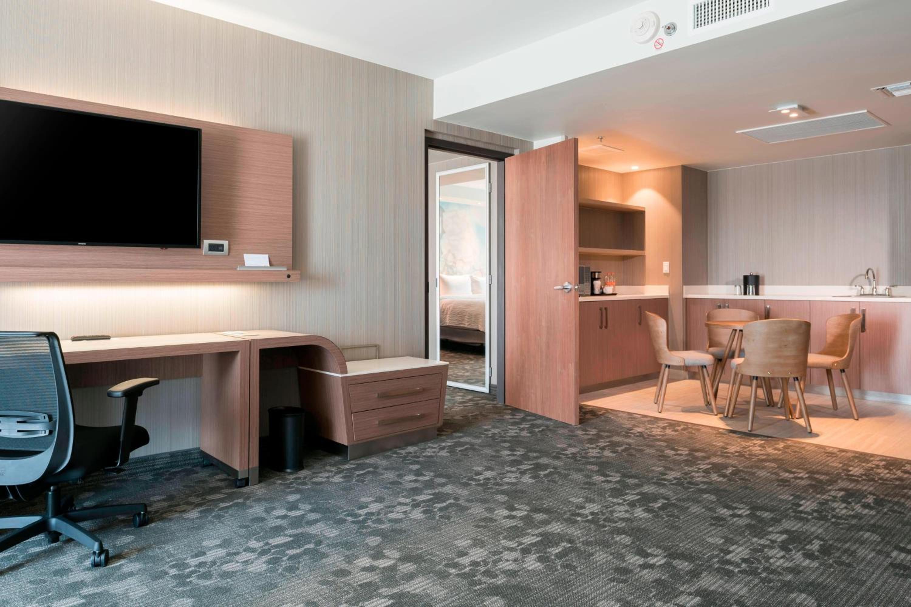 One-Bedroom King Suite with Sofa Bed photo 3