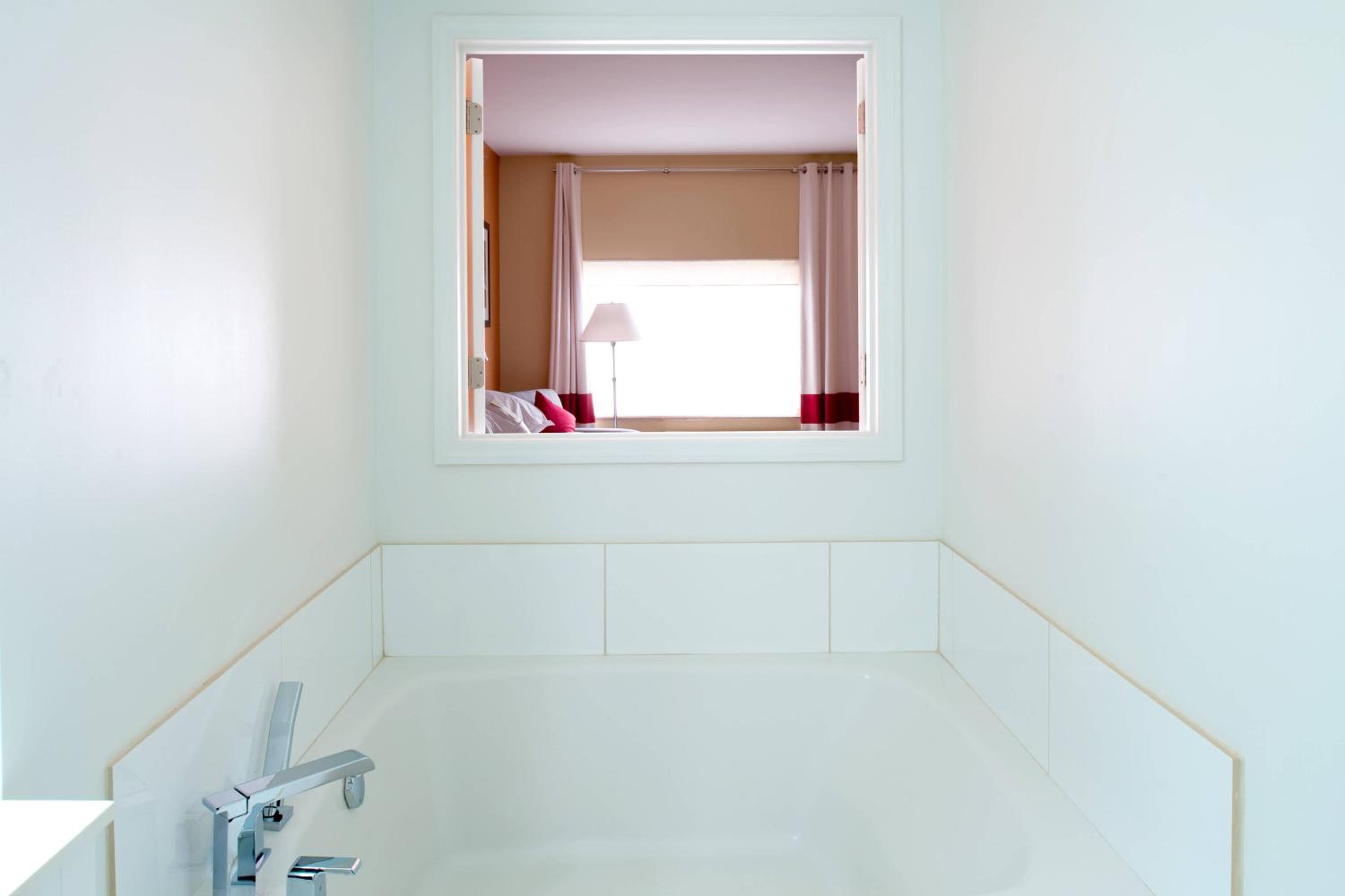 Larger Guest room, 1 King, Whirlpool - Photo 2