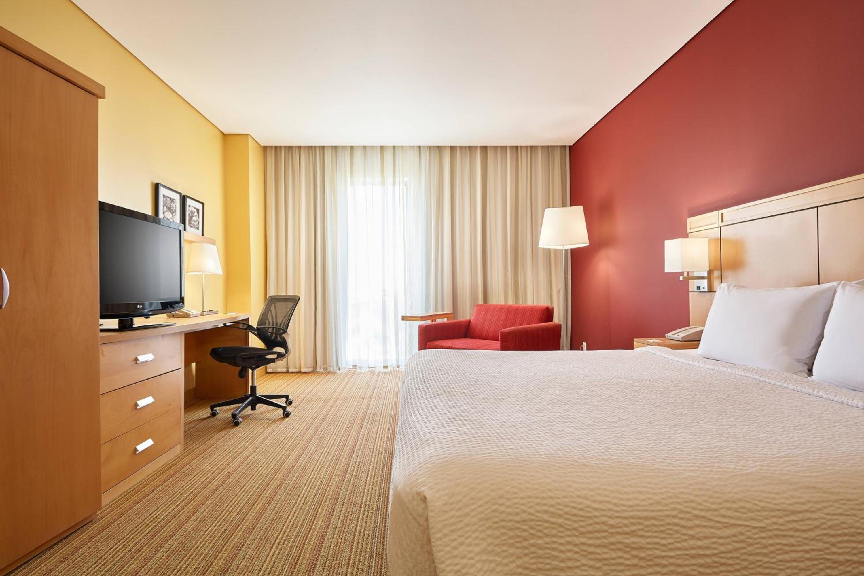 Guest room, 1 King Bed