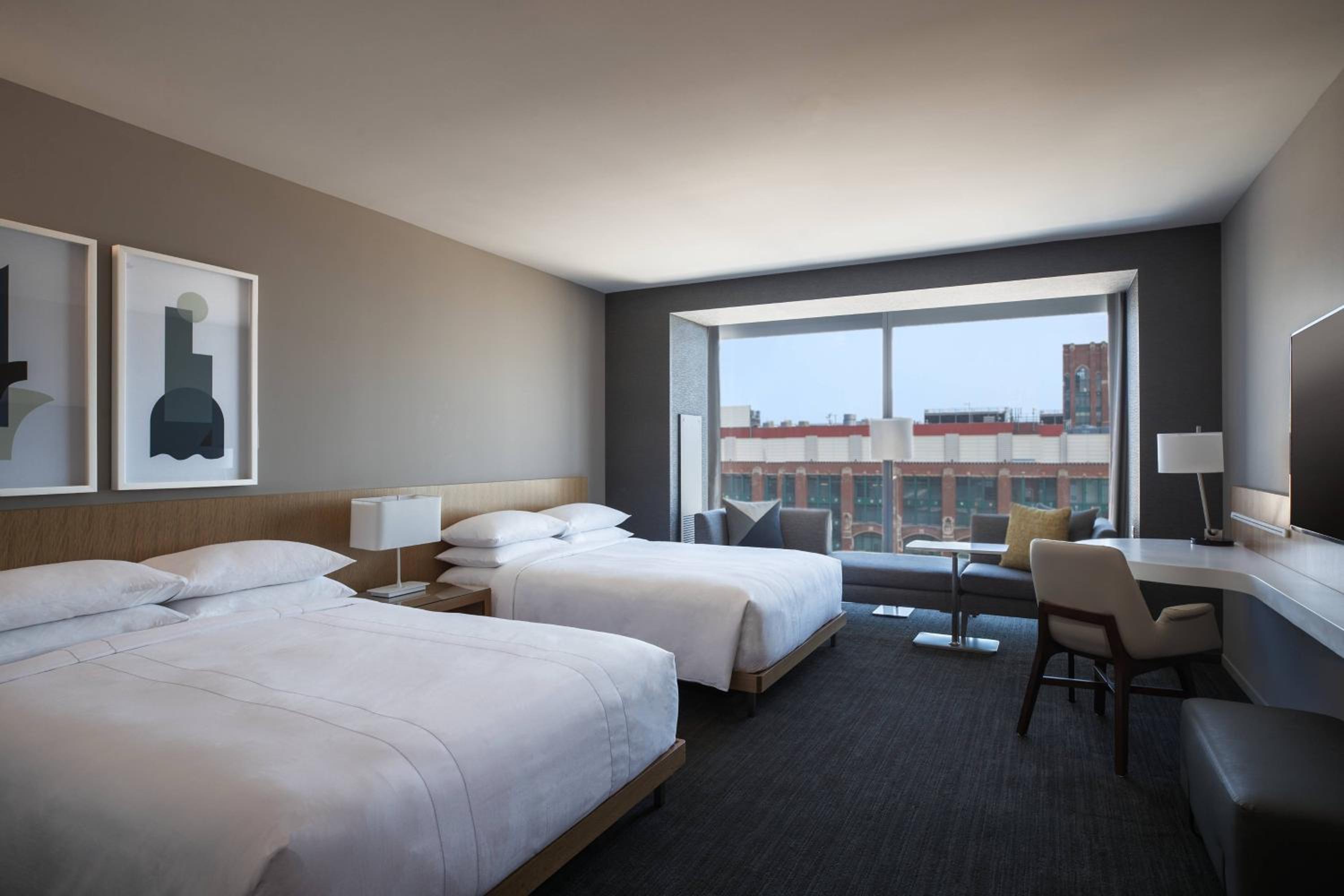 King Room with Adapted Tub - Mobility Accessible
