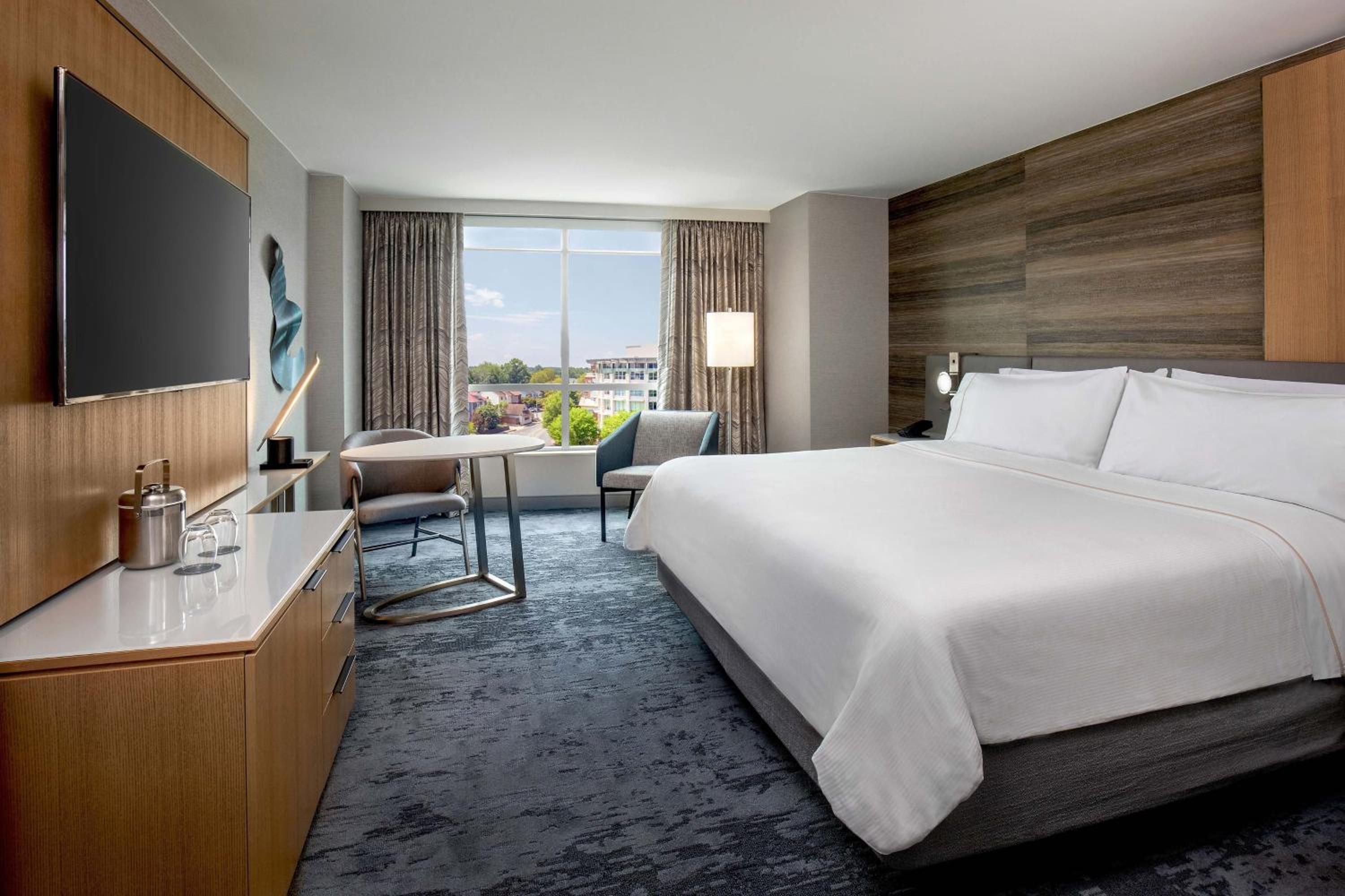 Premium, Guest room, 1 King, City view - Photo 1