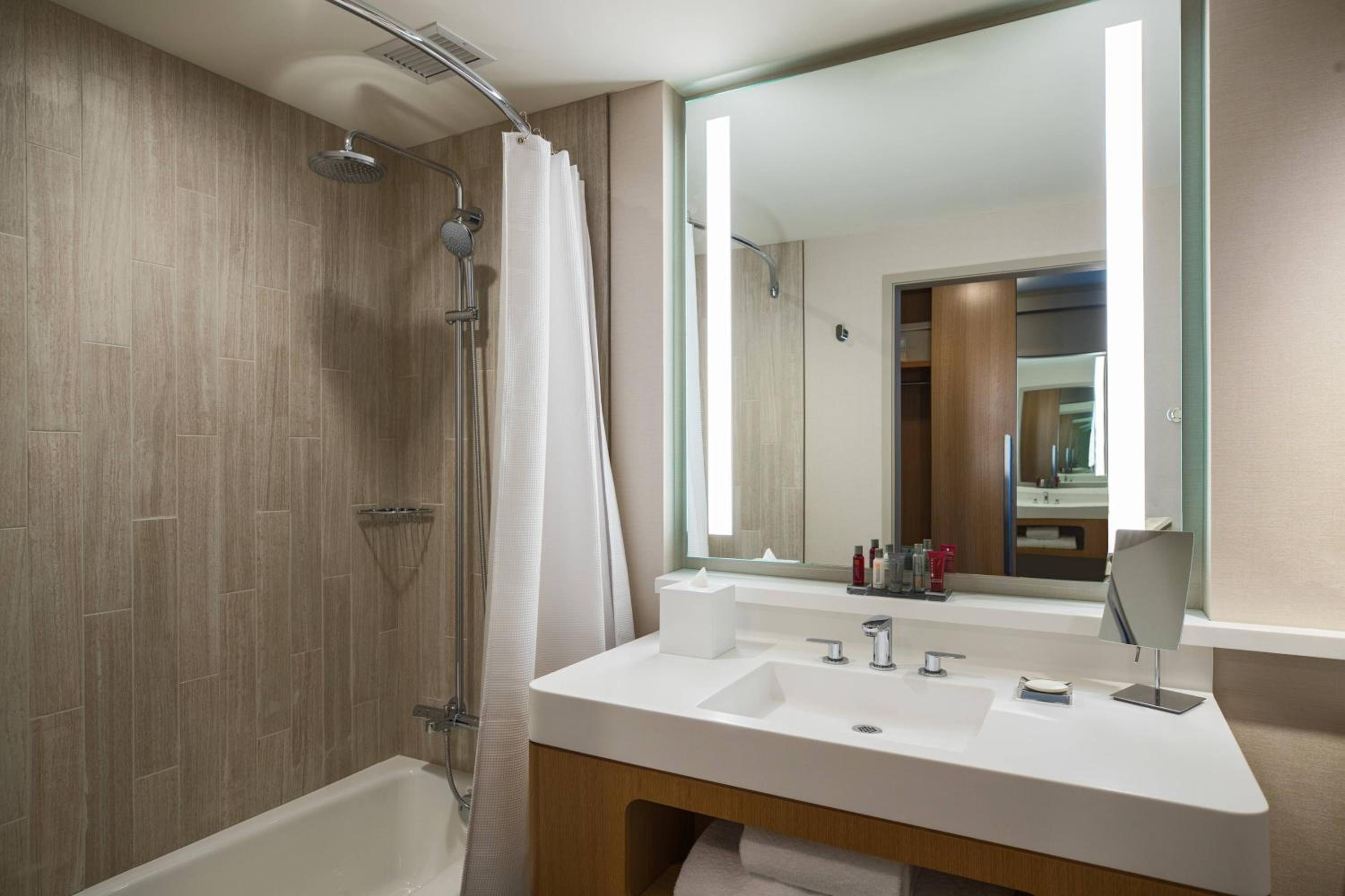 King Room with Adapted Tub - Mobility and Hearing Accessible