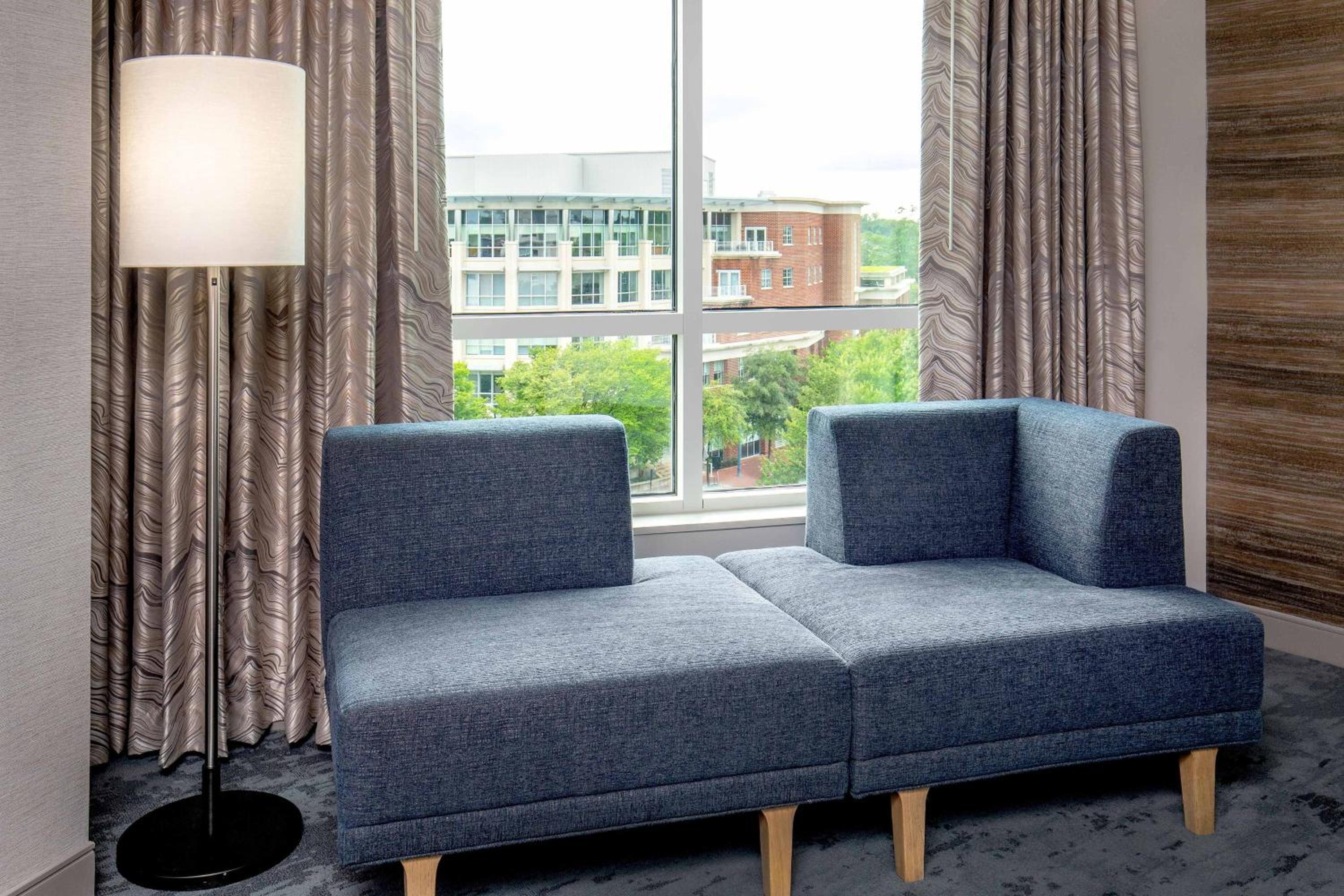Premium, Guest room, 1 King, City view - Photo 3