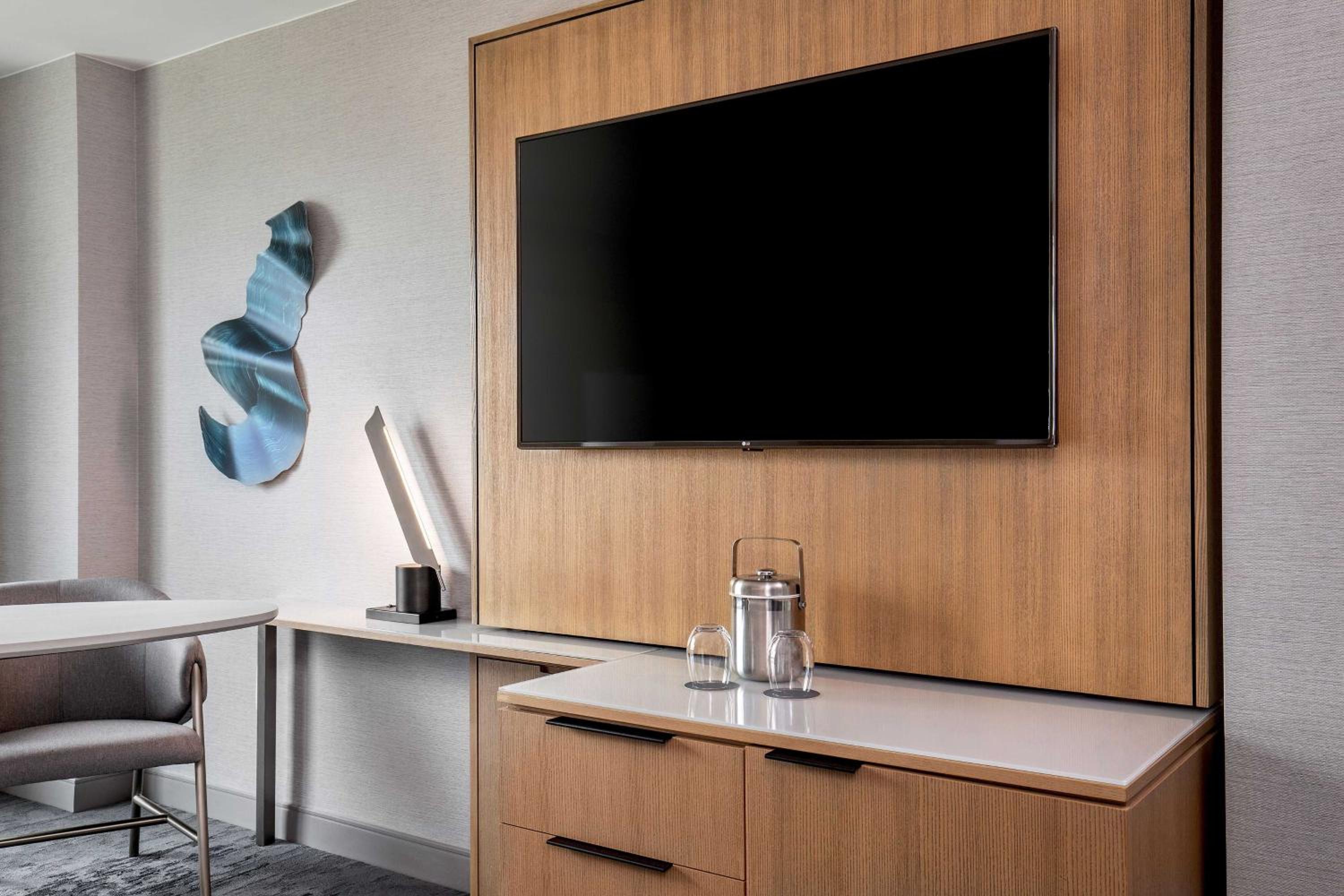 Premium, Guest room, 1 King, City view - Photo 5