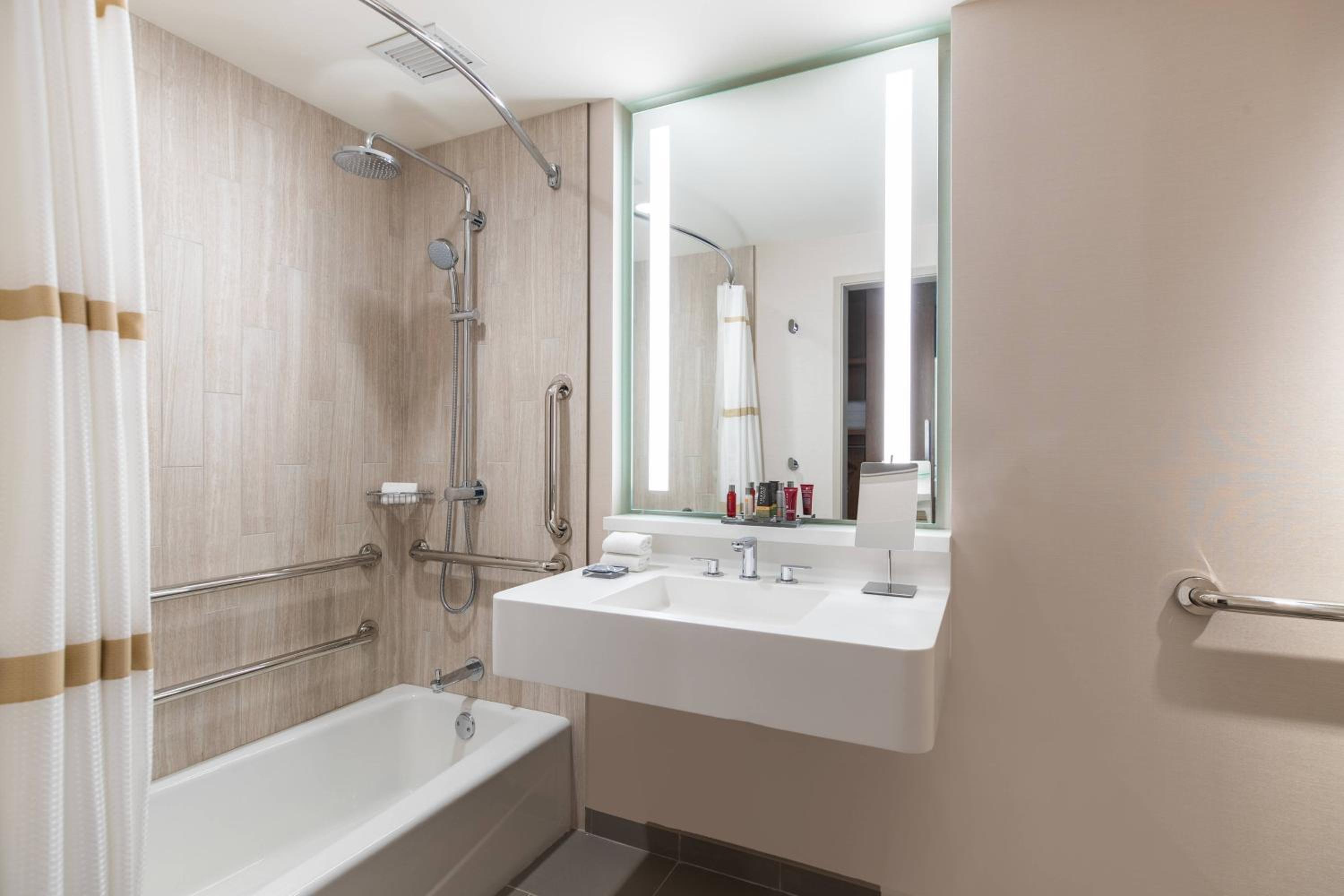 King Room with Adapted Tub - Mobility Accessible thumbnail 5