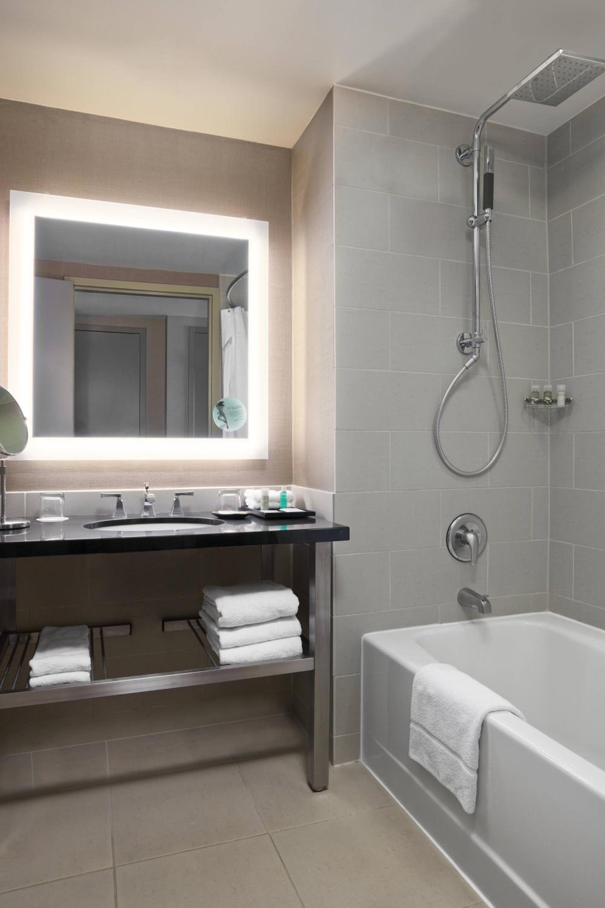 Premium, Guest room, 1 King, City view - Photo 4