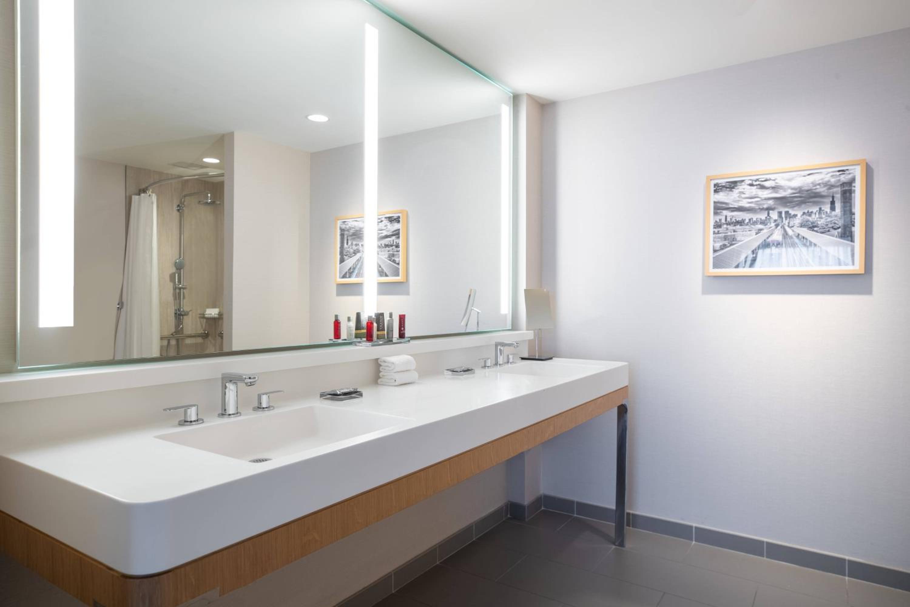 King Room with Adapted Tub - Mobility Accessible thumbnail 6