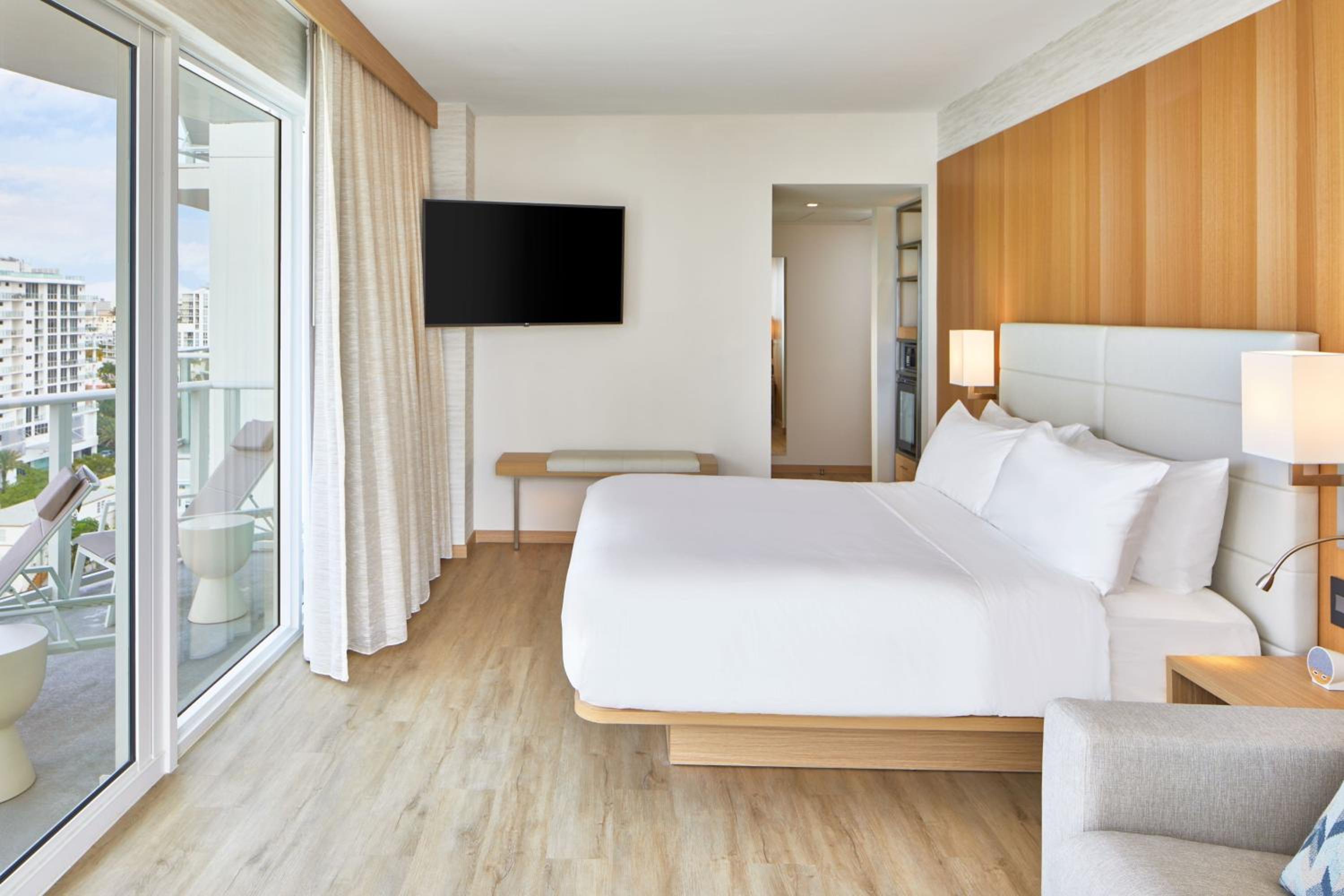 1 King Guest Room w/Sofa Bed, Intracoastal View, Wraparound Balcony