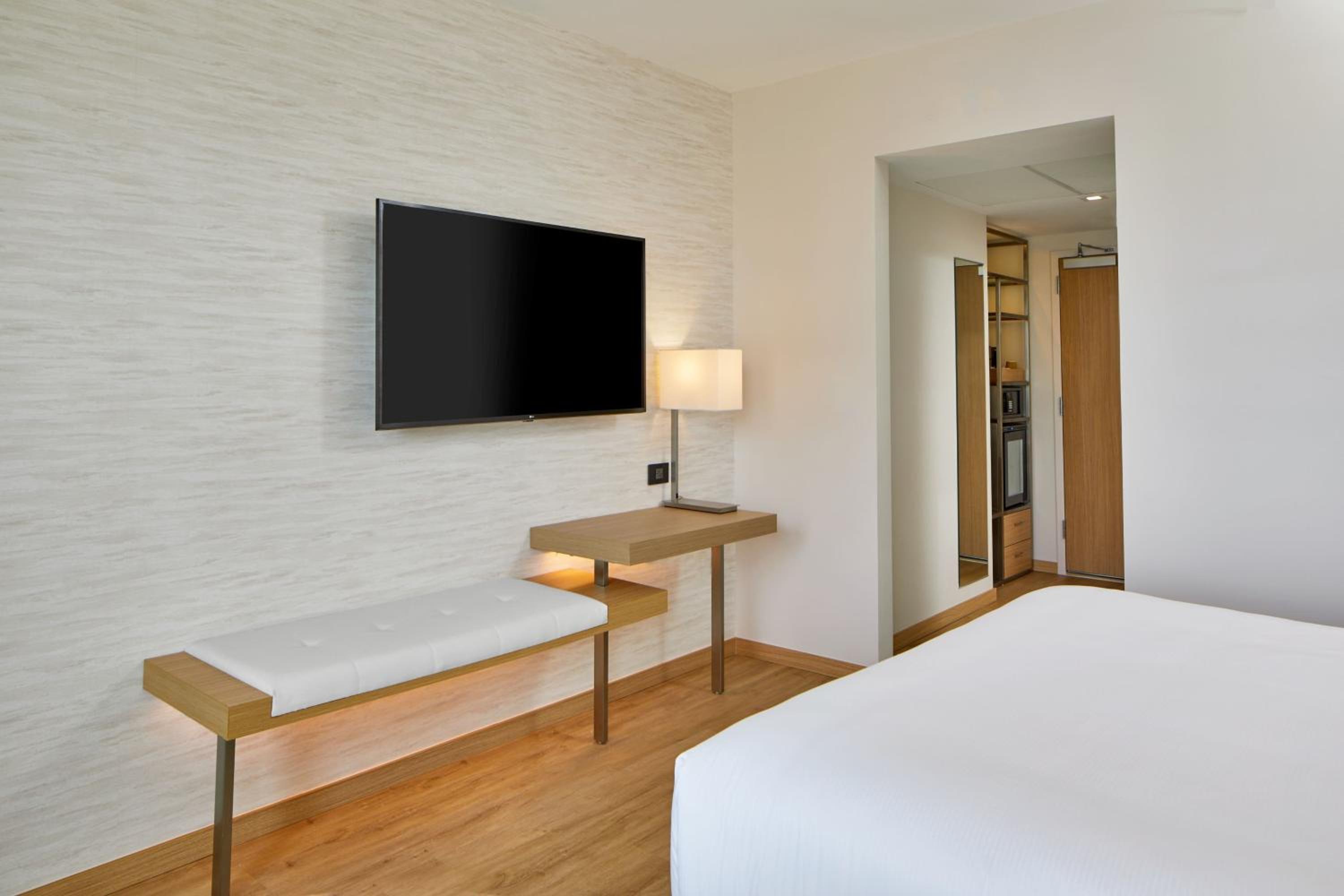 1 King Guest Room, Oceanfront, Balcony - Photo 2