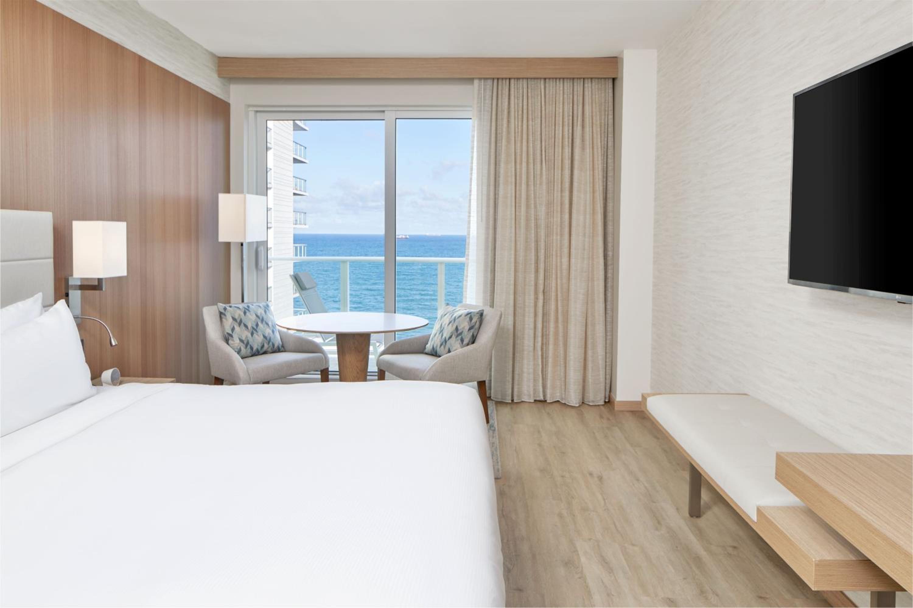 1 King Guest Room, Oceanfront, Balcony - Photo 1