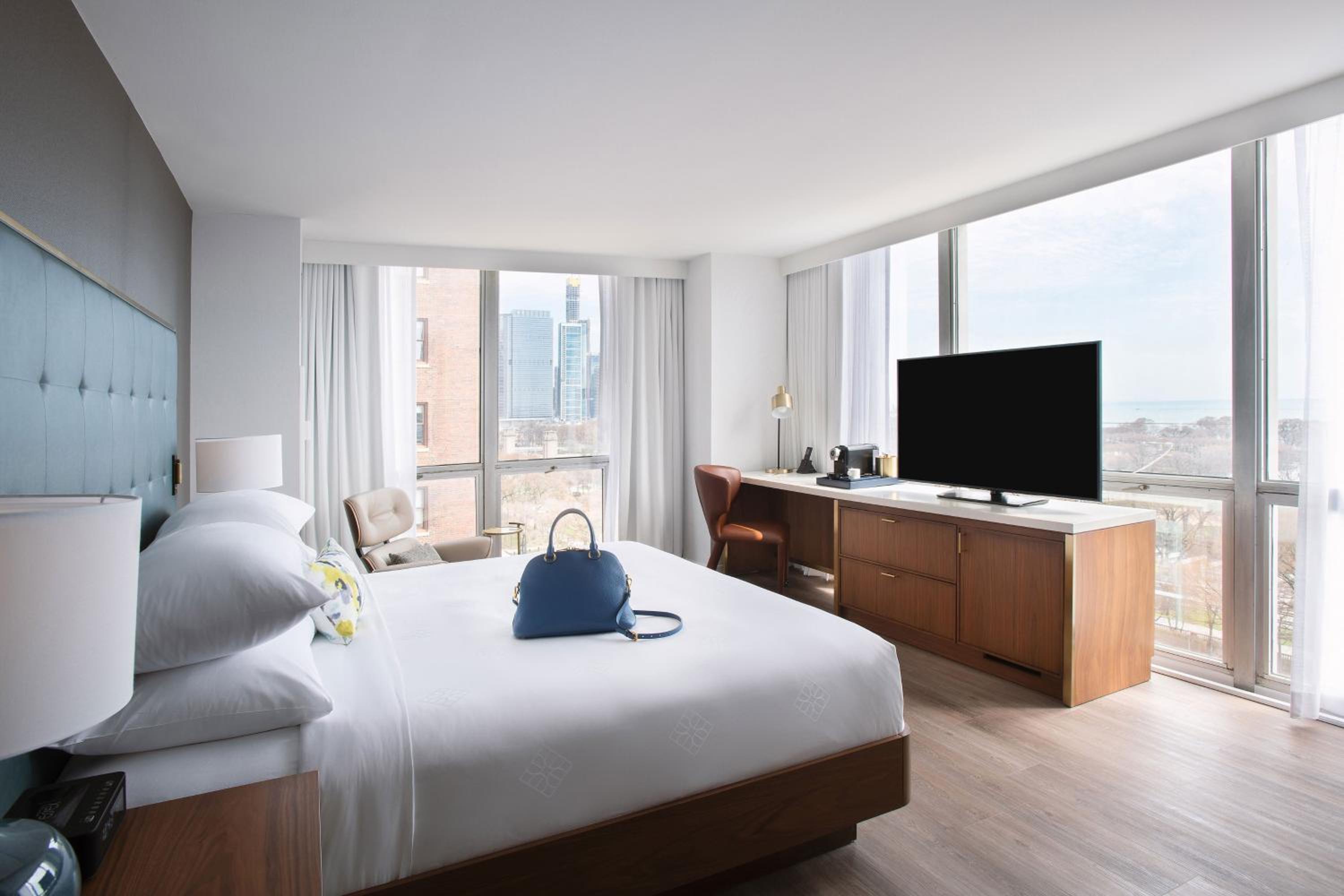 Superior King Room with City View