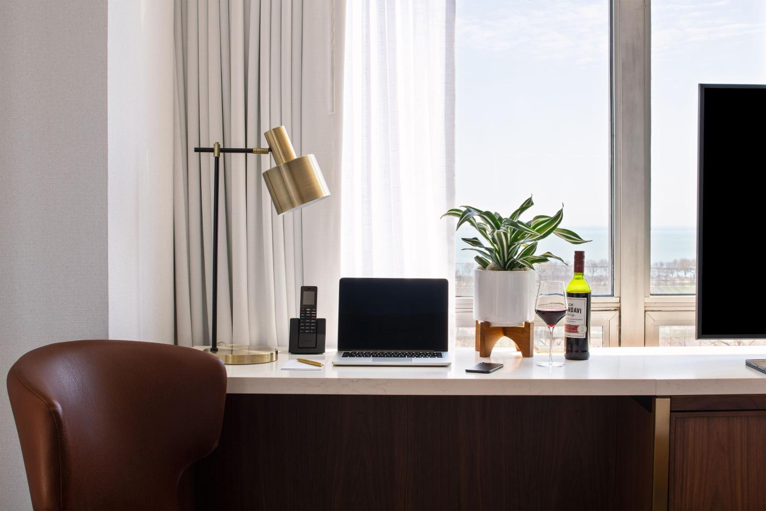 Superior King Room with City View