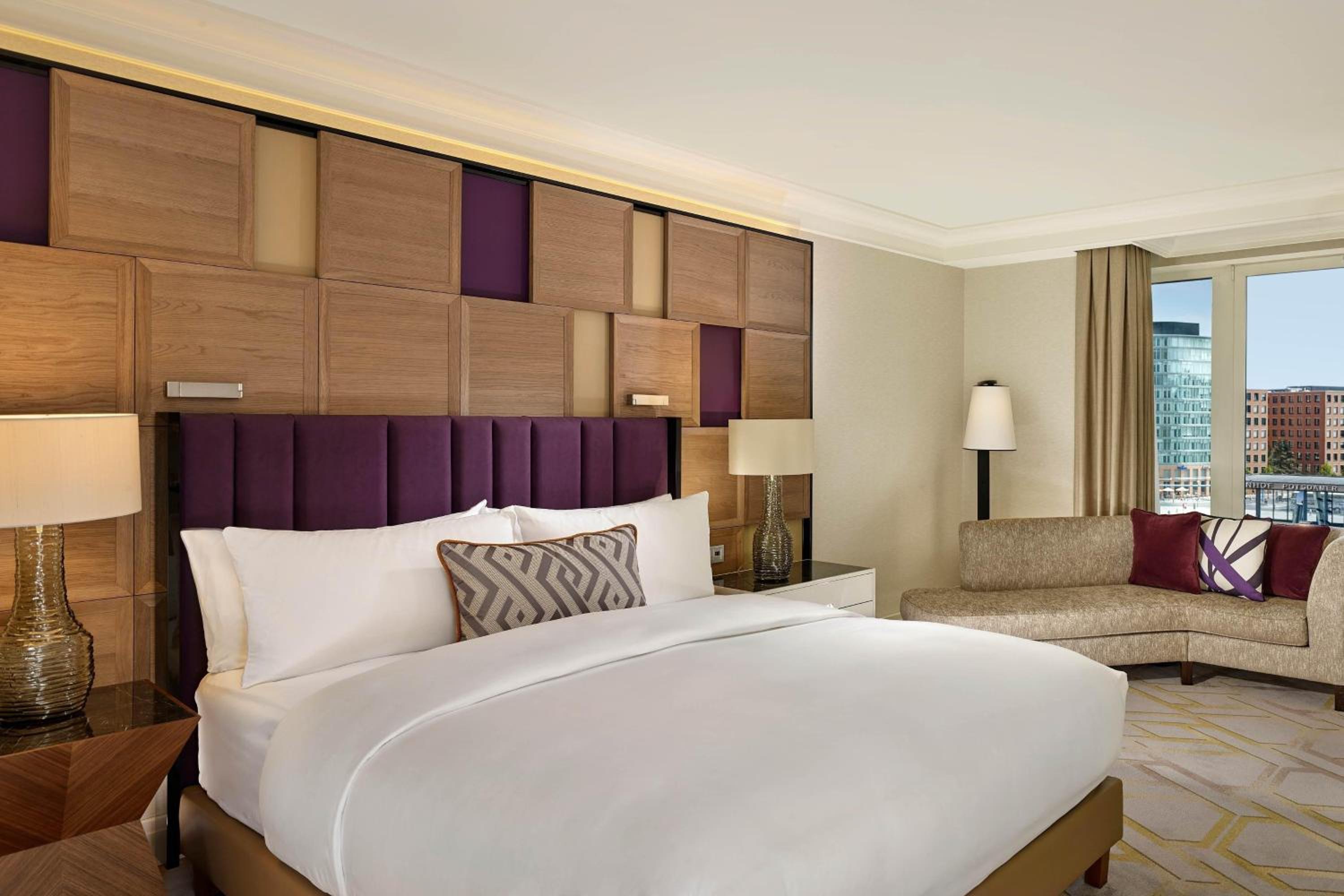 Deluxe King Room with City View