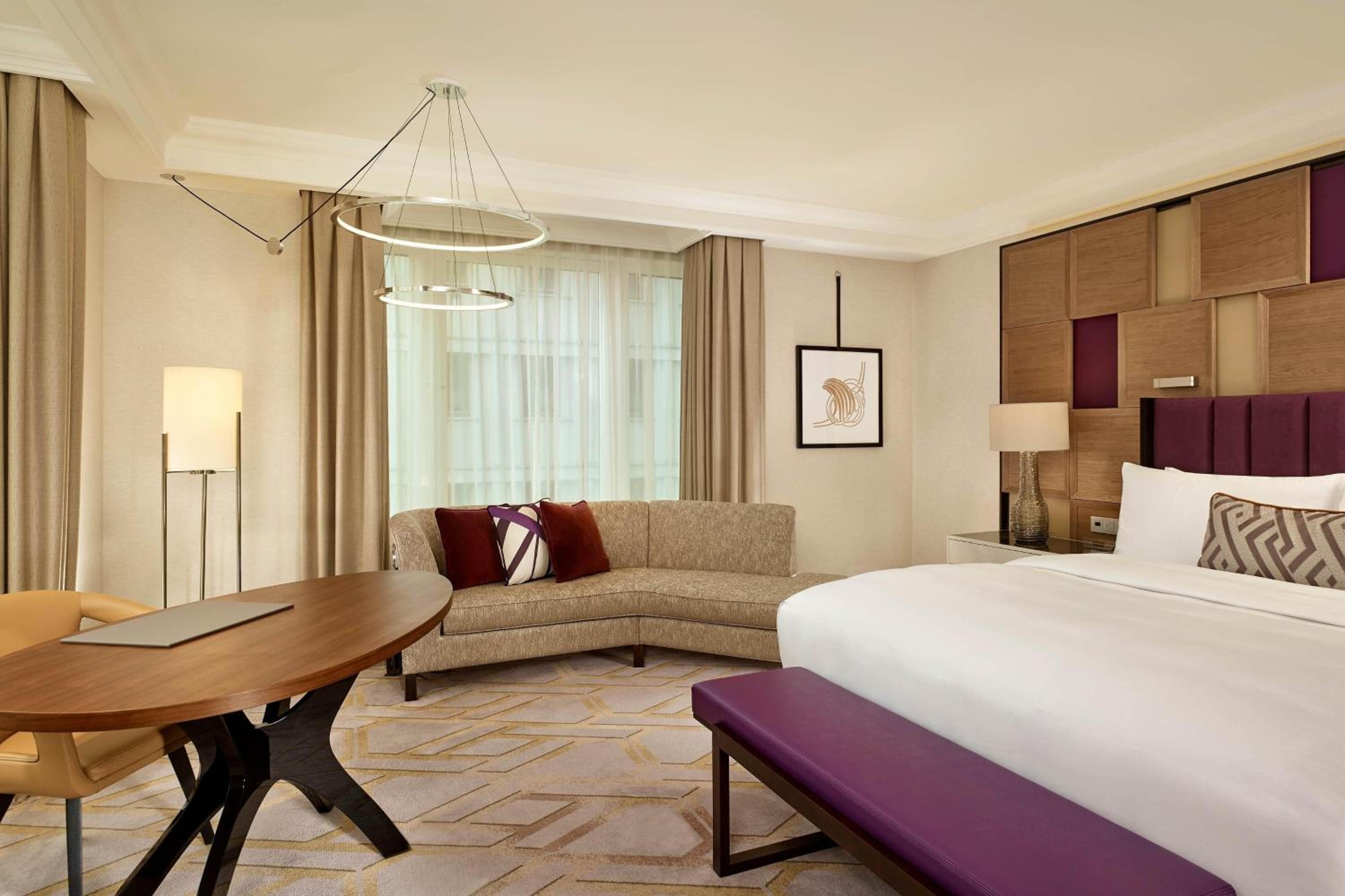 Corner Deluxe King Room