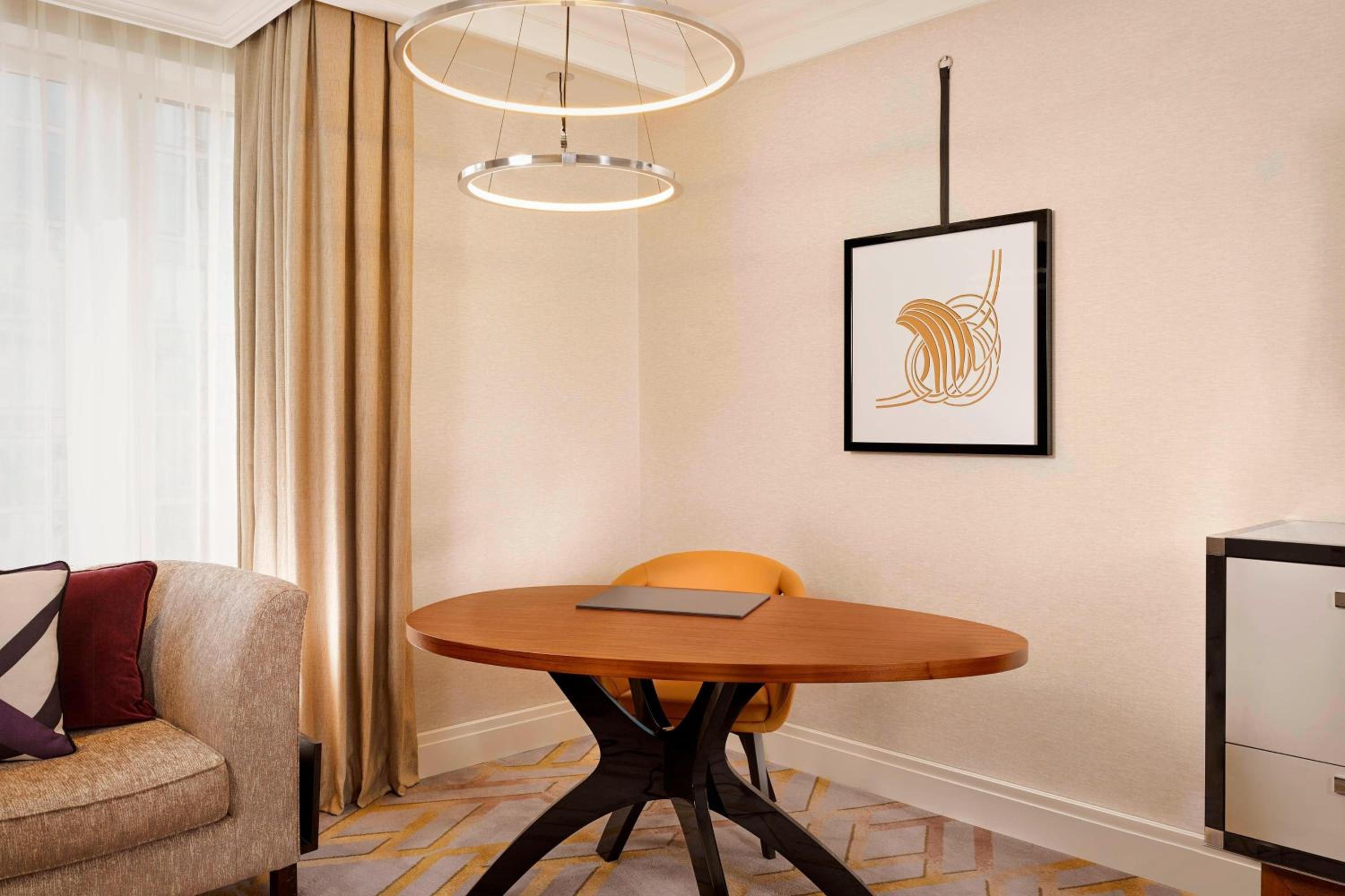 Corner Deluxe King Room