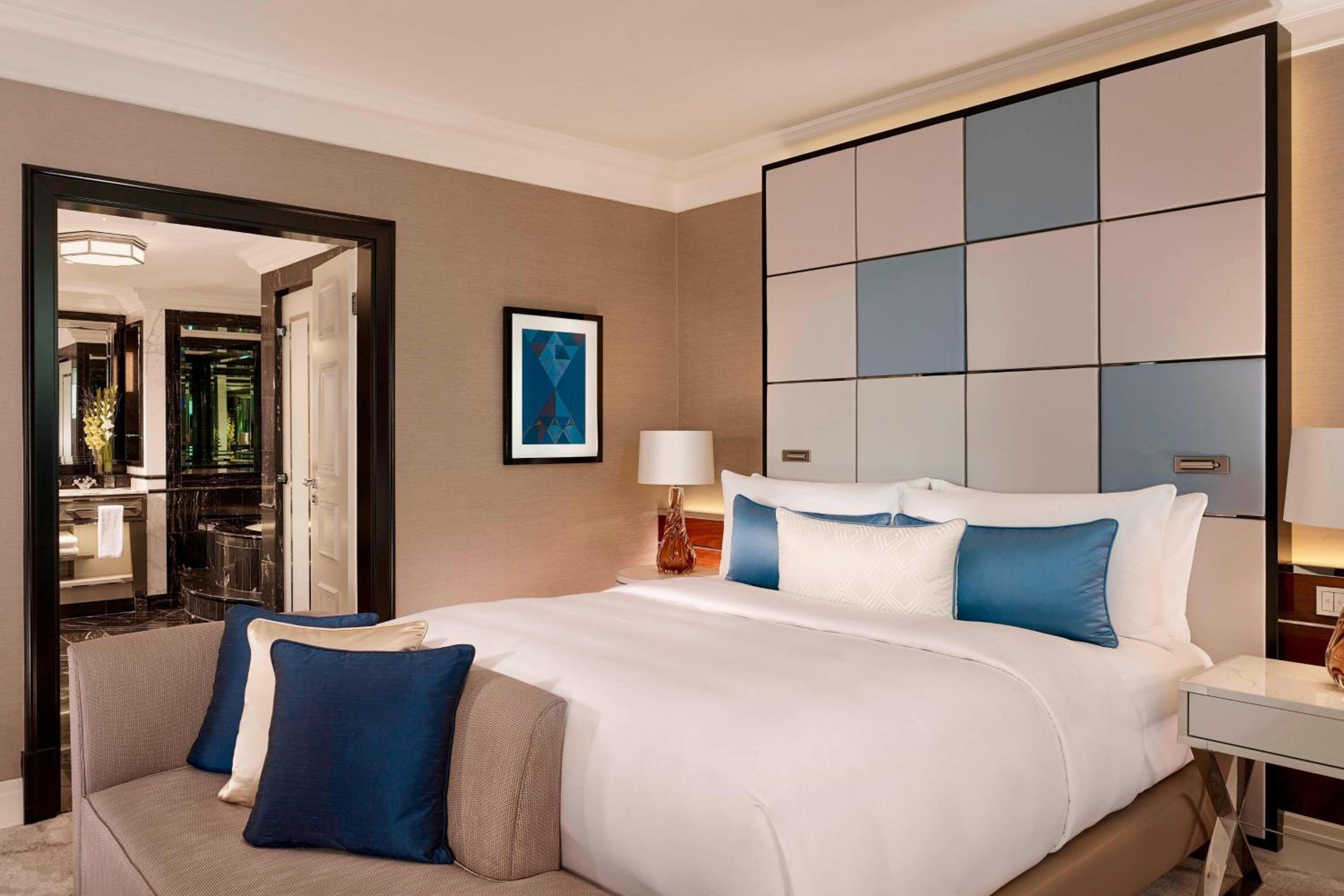 Carlton Club Suite