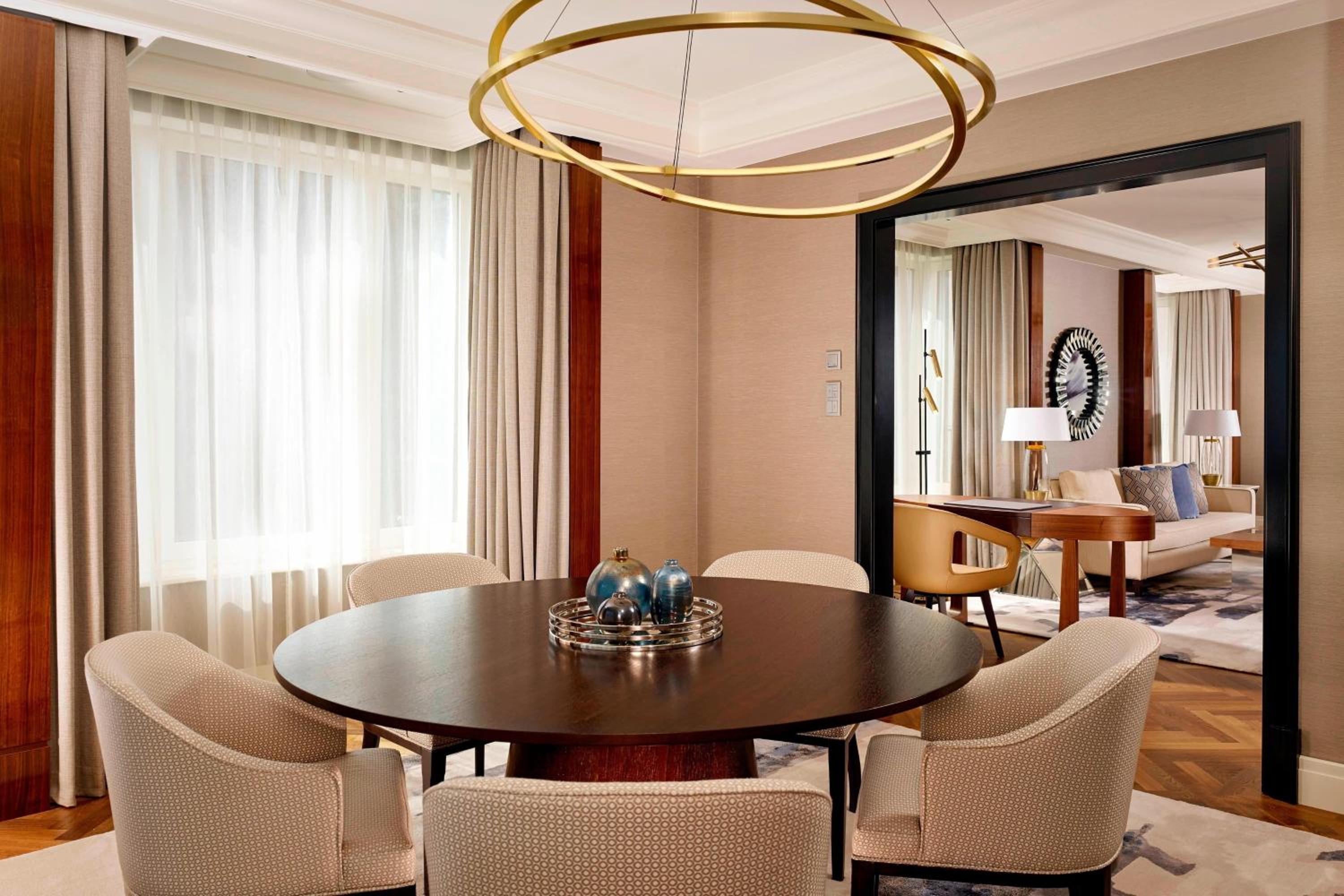 Carlton Club Suite thumbnail 5