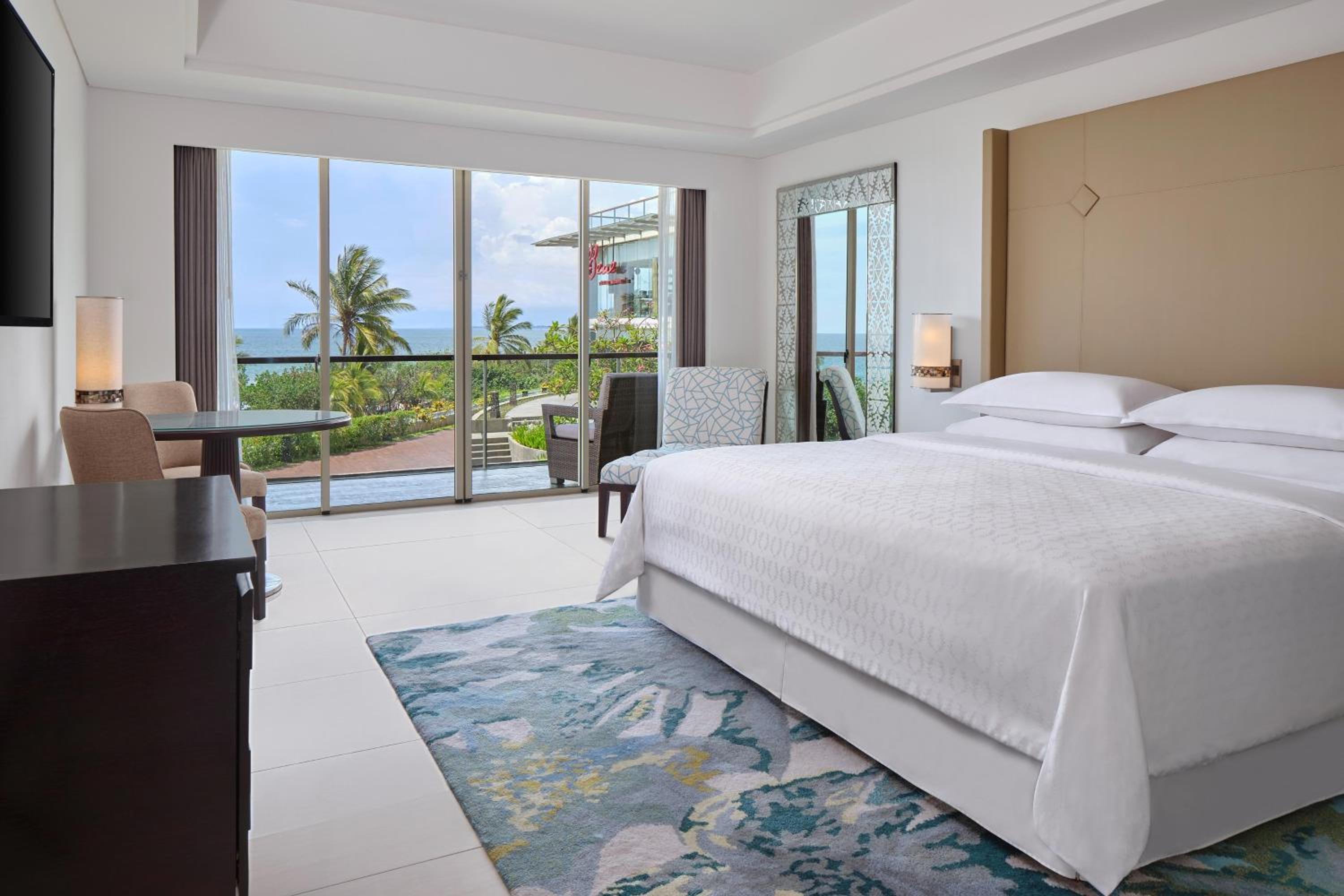 Guest Room Ocean View, 1 King Bed (suitable for 2 adults & 2 children below 12 y.o. or 3 adults with Extra Bed) photo 2