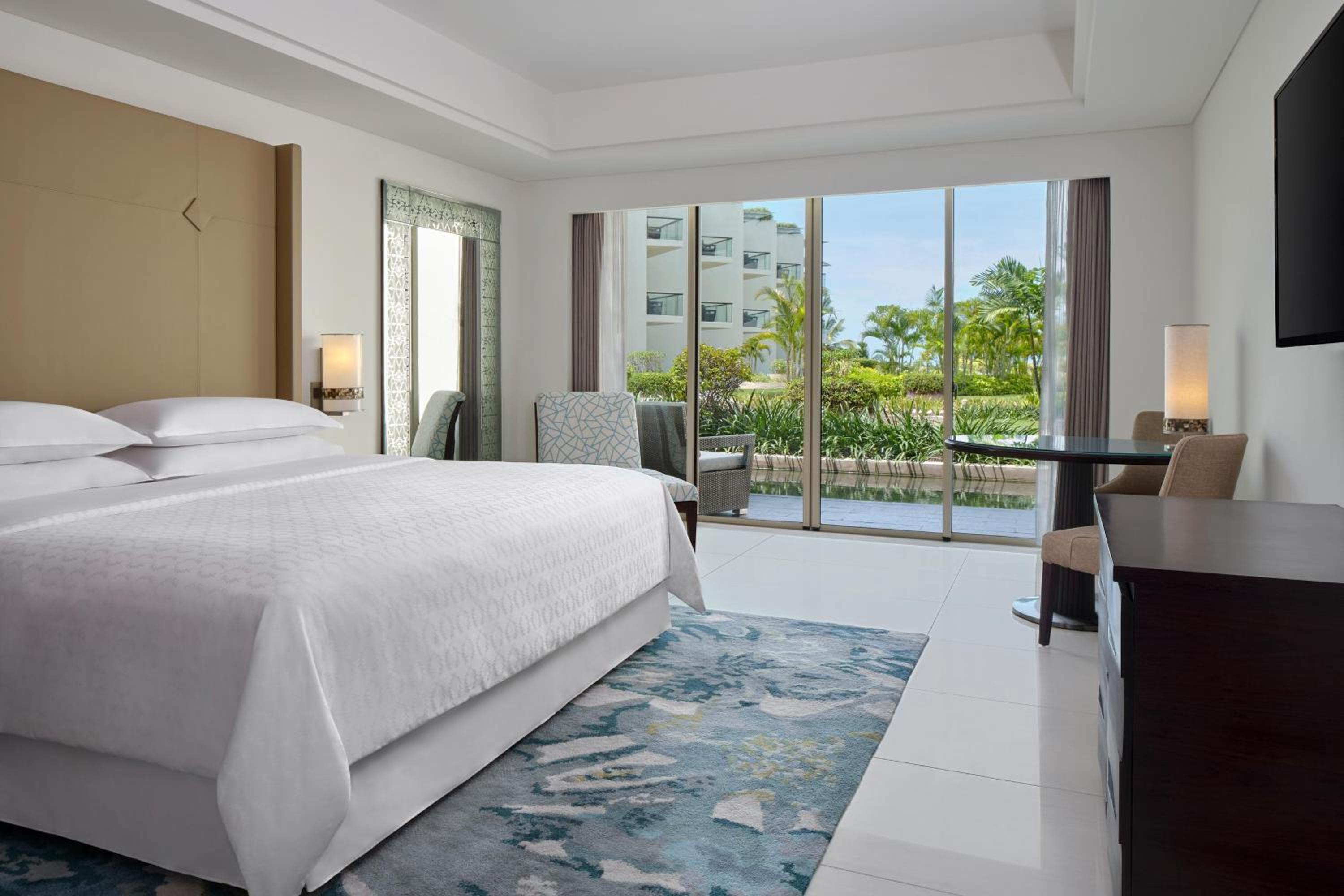 Guest Room Garden View, 1 King Bed (suitable for 2 adults & 2 children below 12 y.o. or 3 adults with Extra Bed) photo 2