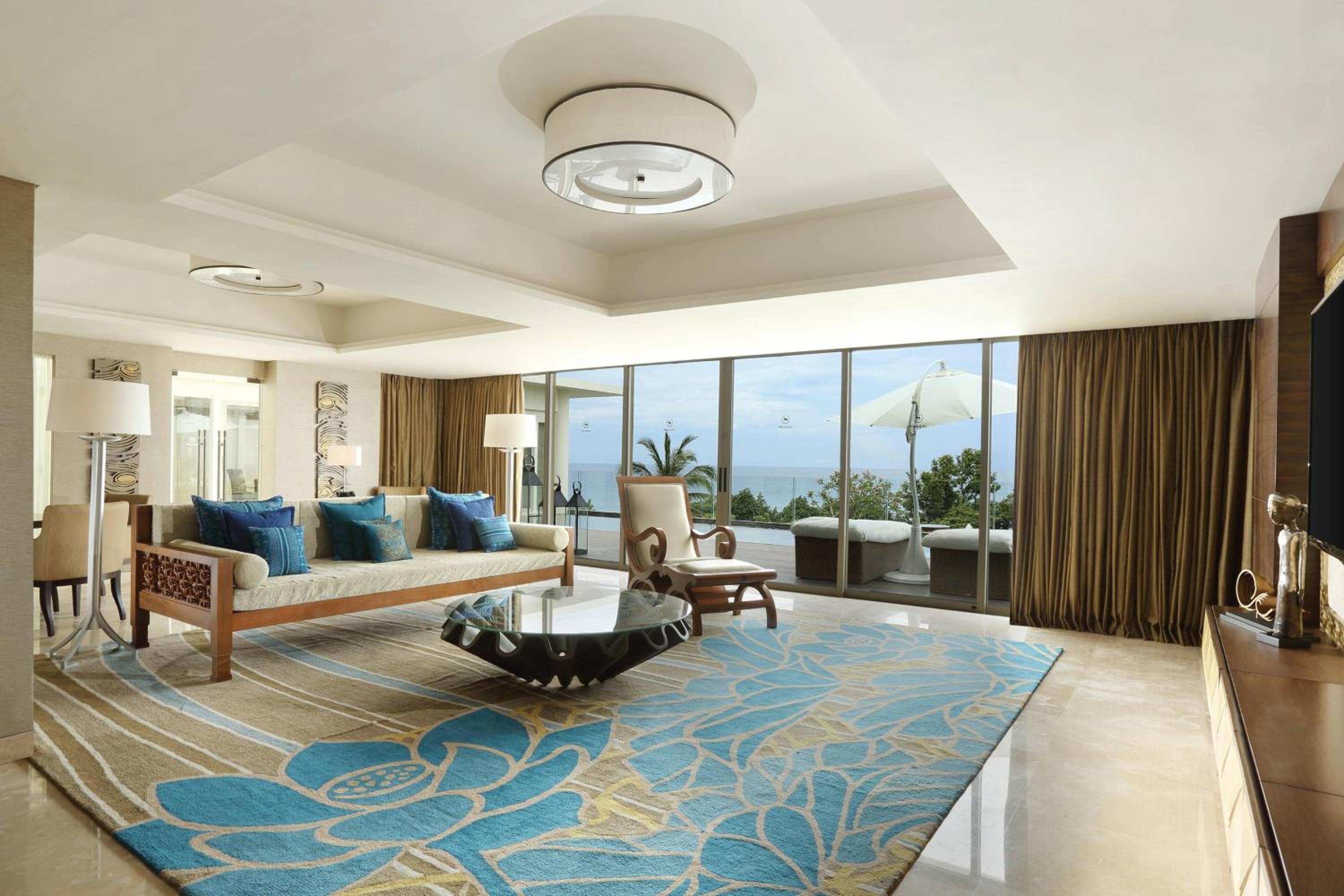 One-Bedroom Oceanfront Presidential King Suite with Balcony photo 3