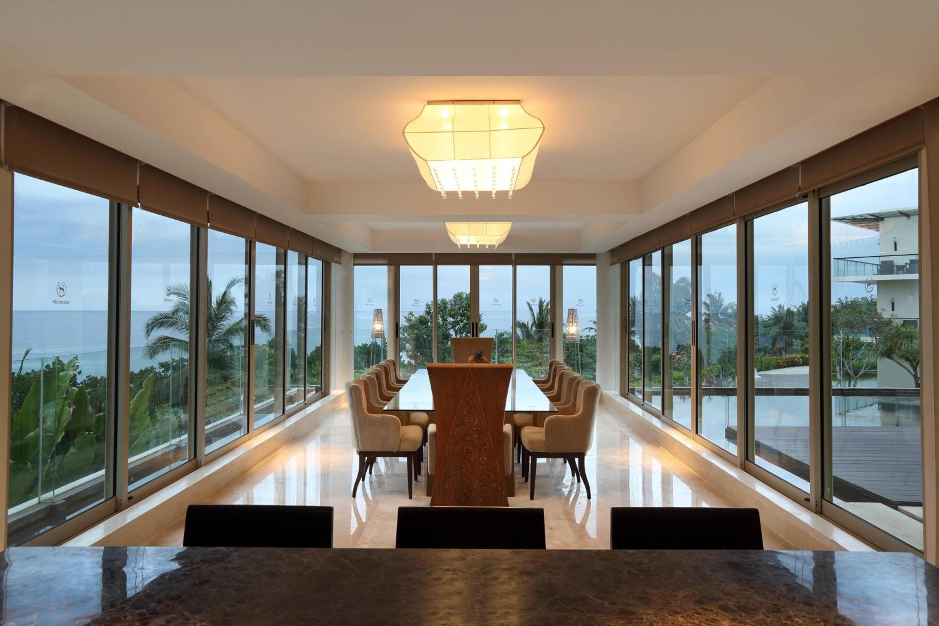 One-Bedroom Oceanfront Presidential King Suite with Balcony photo 2
