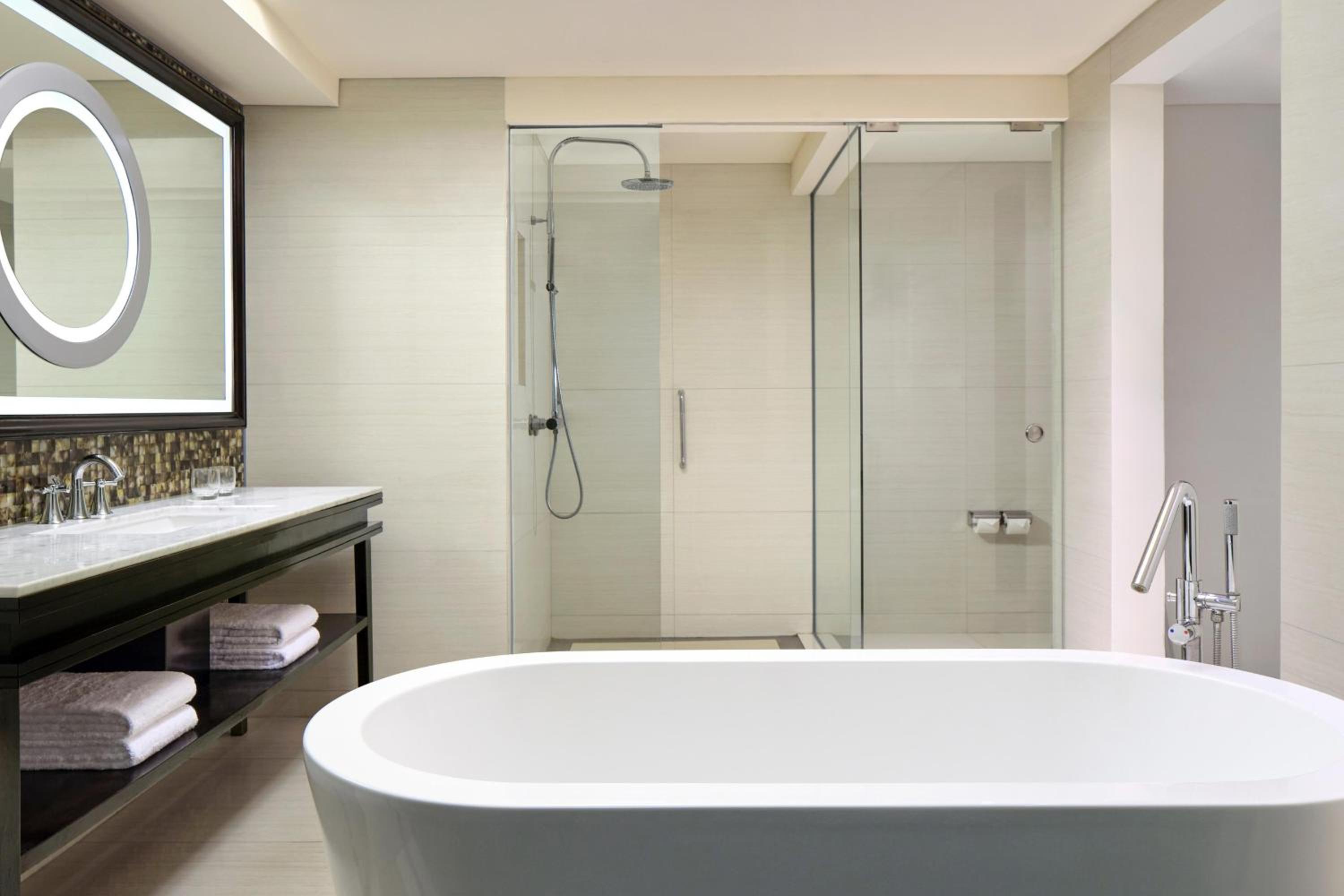 Premium Family Suite, Garden View, 1 King Bed & 2 Sofa Beds (max. occupancy 5 adults) photo 3