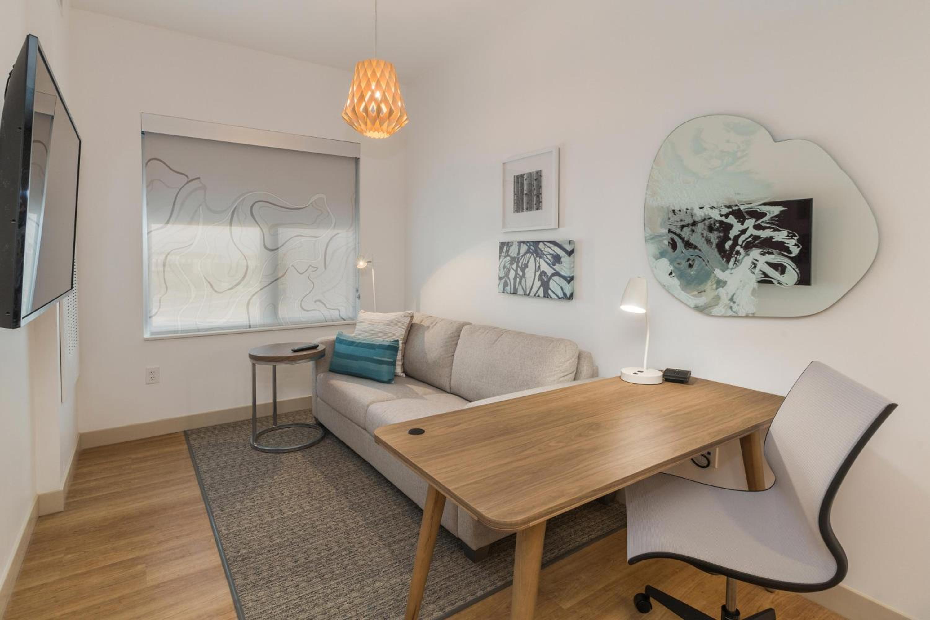 1 Bedroom Suite, 1 King, Sofa bed - Photo 2