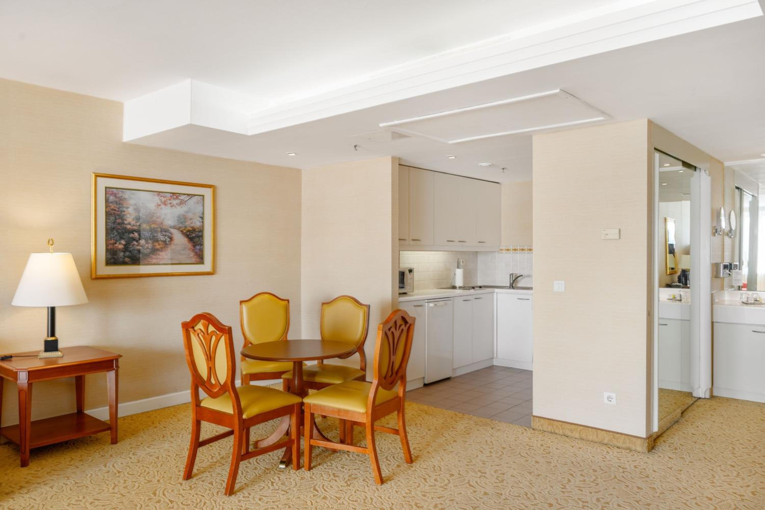 King Studio Apartment with Sofa Bed - Photo 2