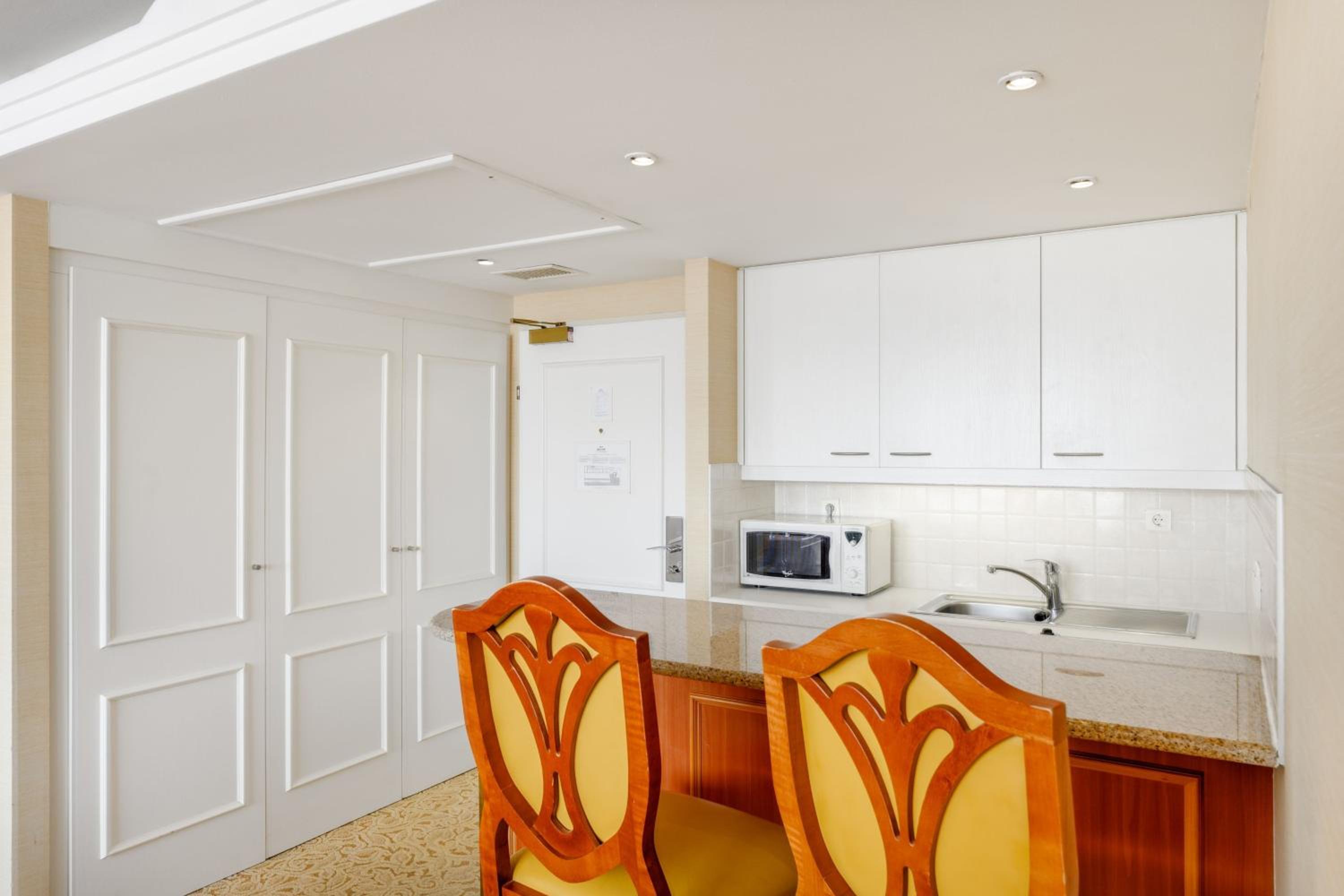 One-Bedroom Apartment with One King or One Queen and Sofa Bed - Photo 3
