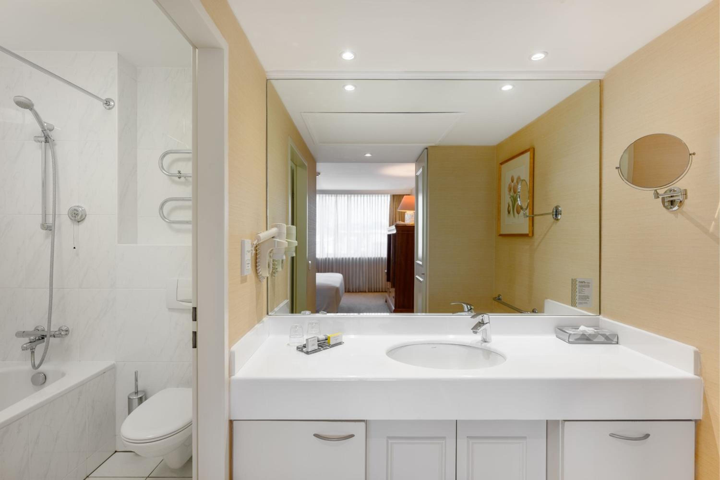One-Bedroom Apartment with One King or One Queen and Sofa Bed - Photo 2