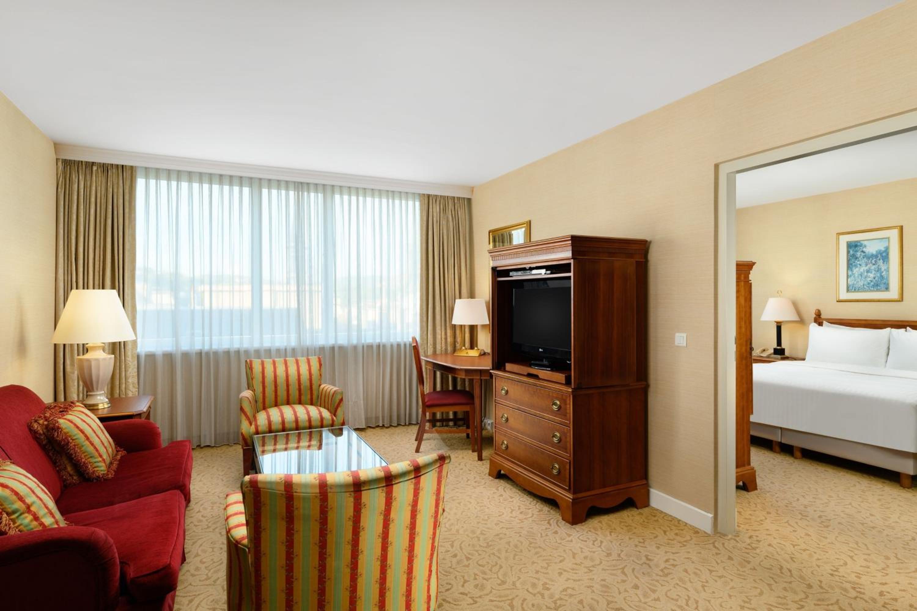 One-Bedroom Apartment with One King or One Queen and Sofa Bed - Photo 4