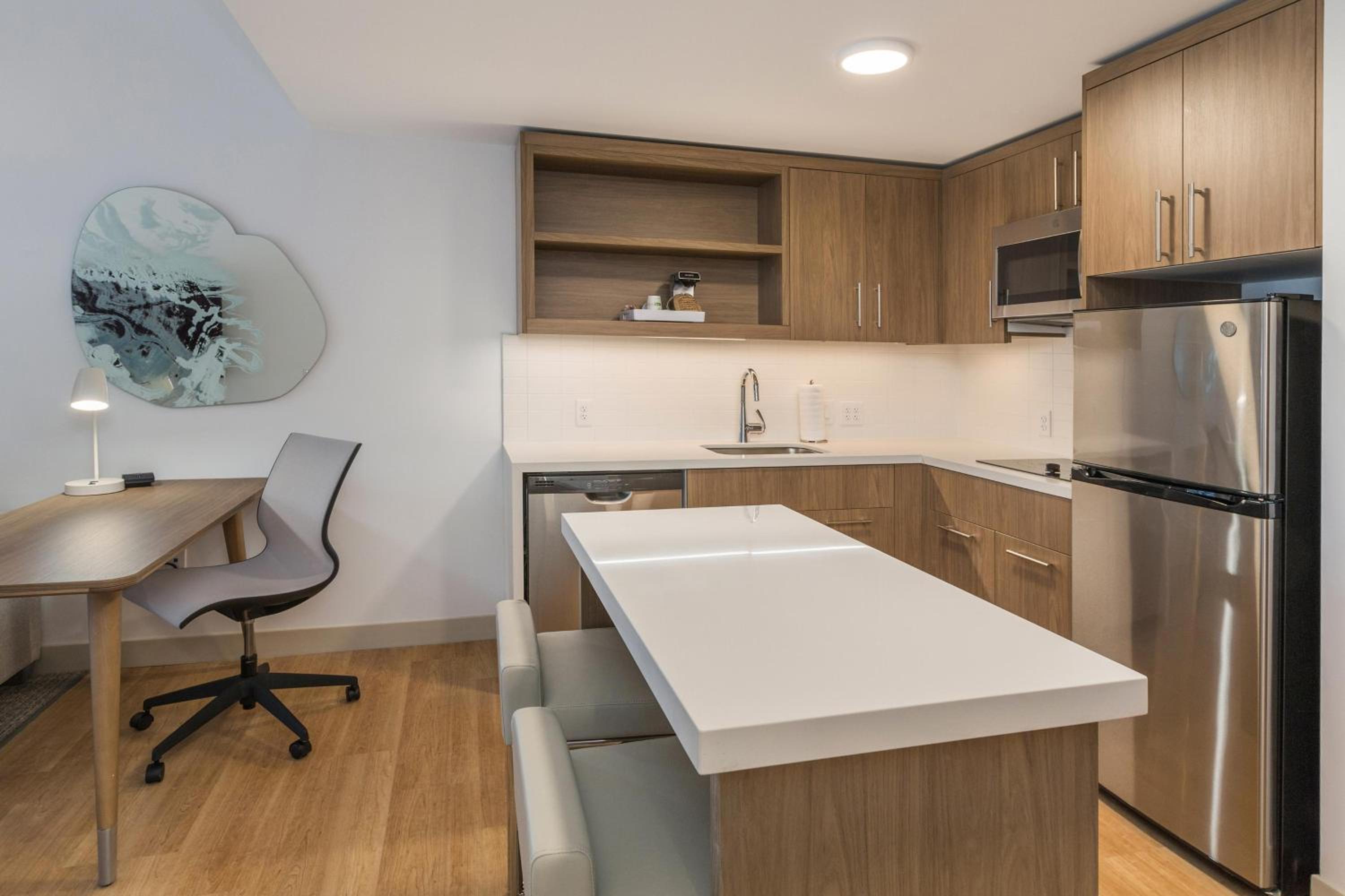 1 Bedroom Suite, 1 King, Sofa bed - Photo 3