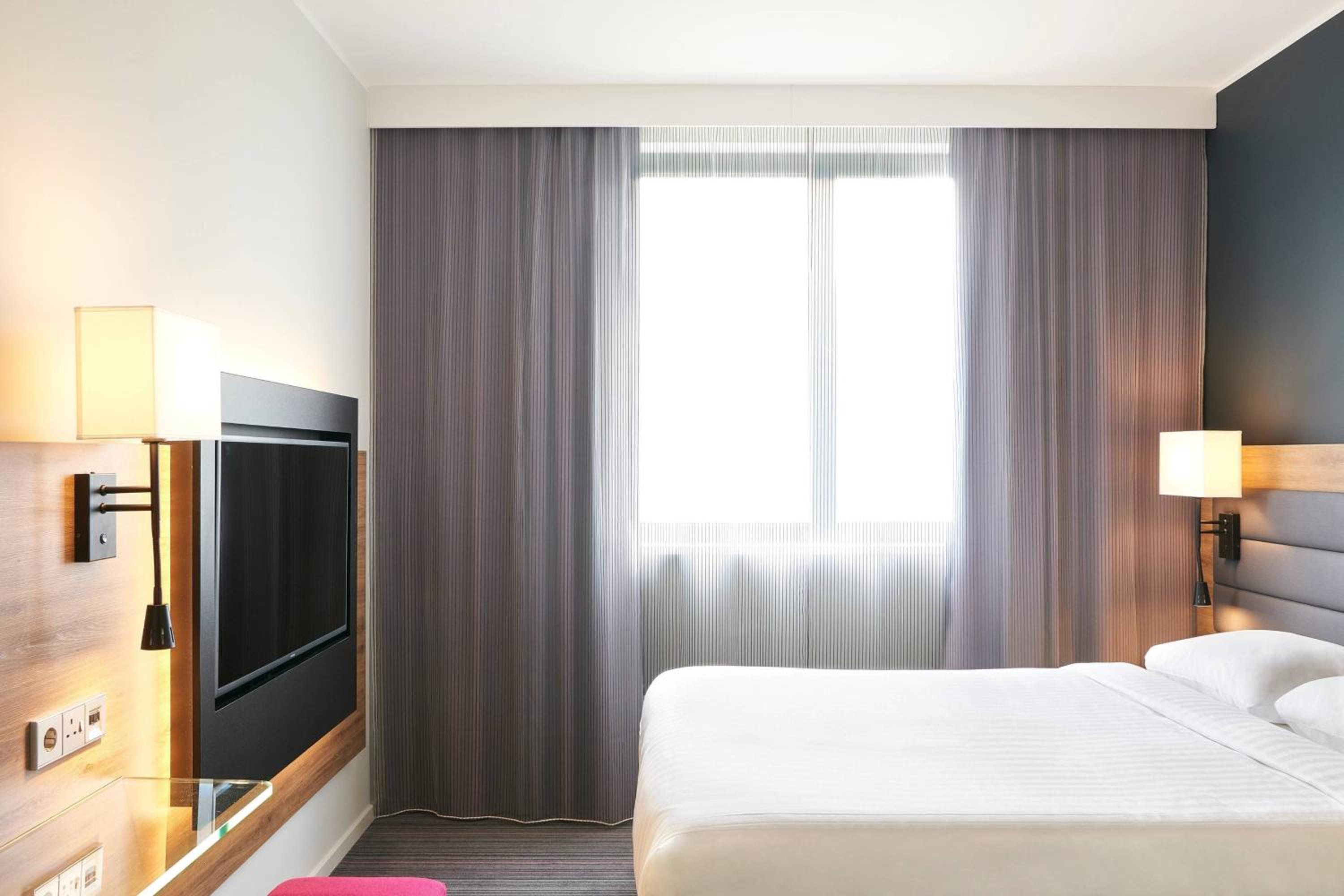 Moxy Queen Room photo 3