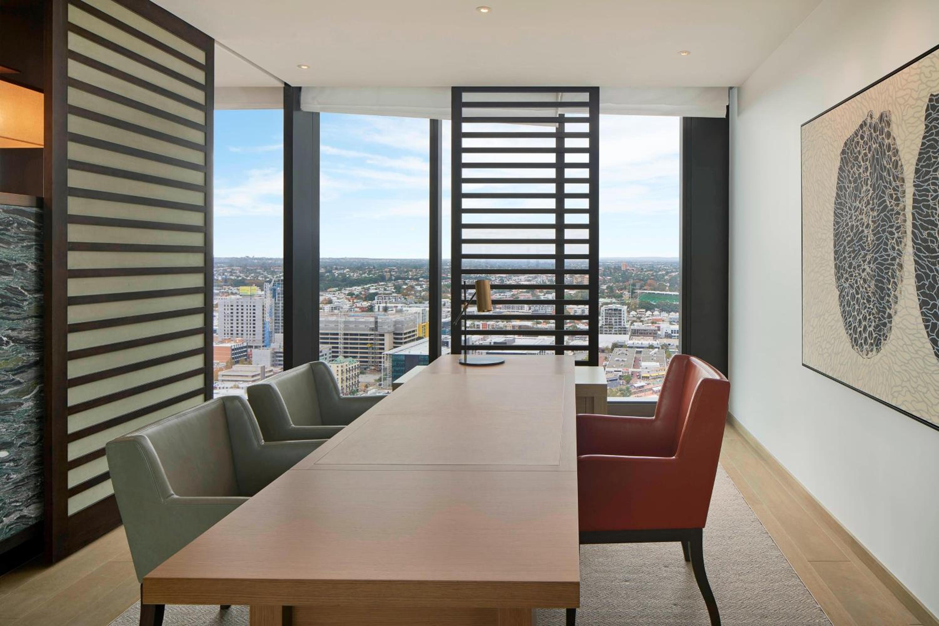 Executive Suite, Club lounge access, 1 King, City view thumbnail 6