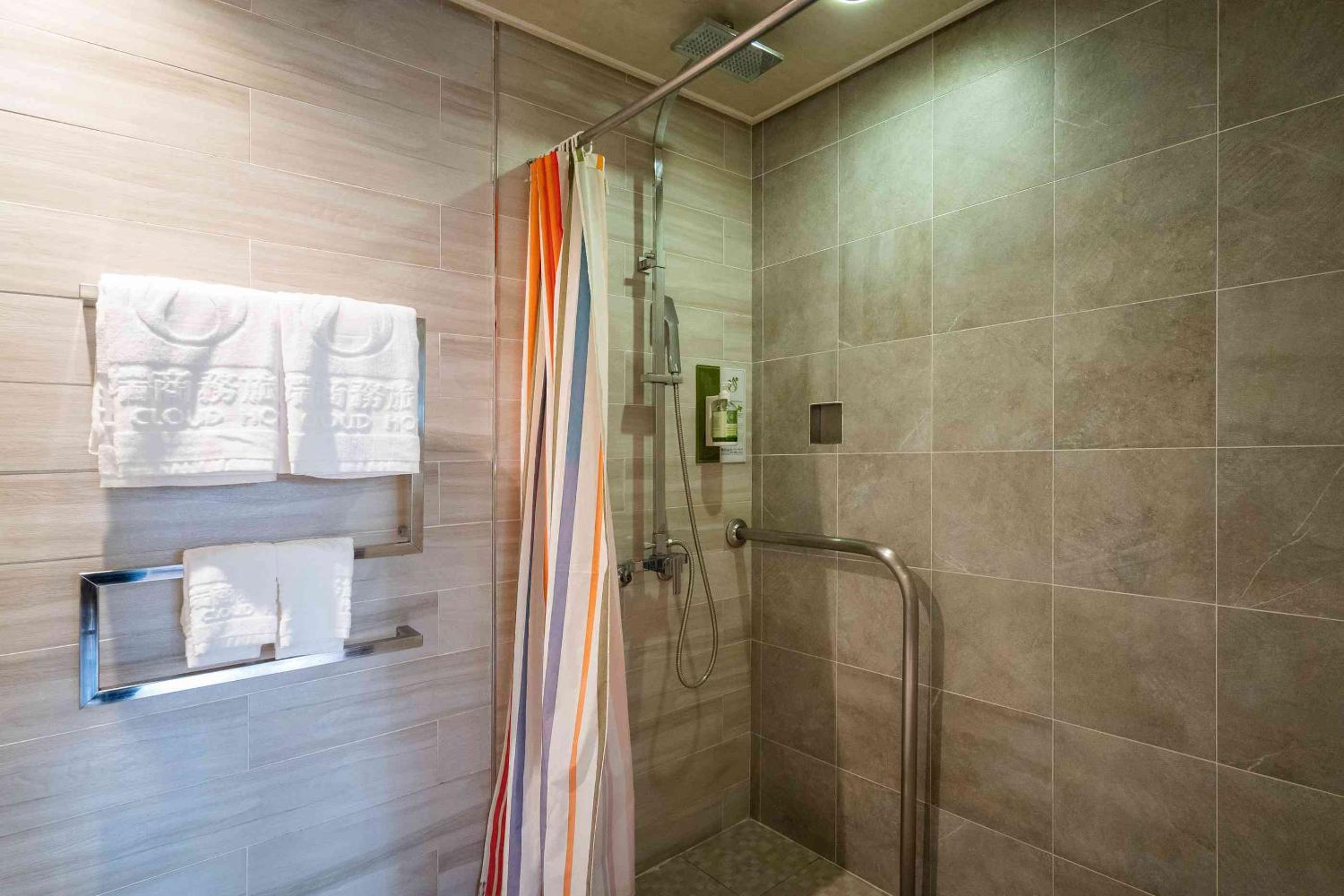 Standard Twin Room - Photo 8