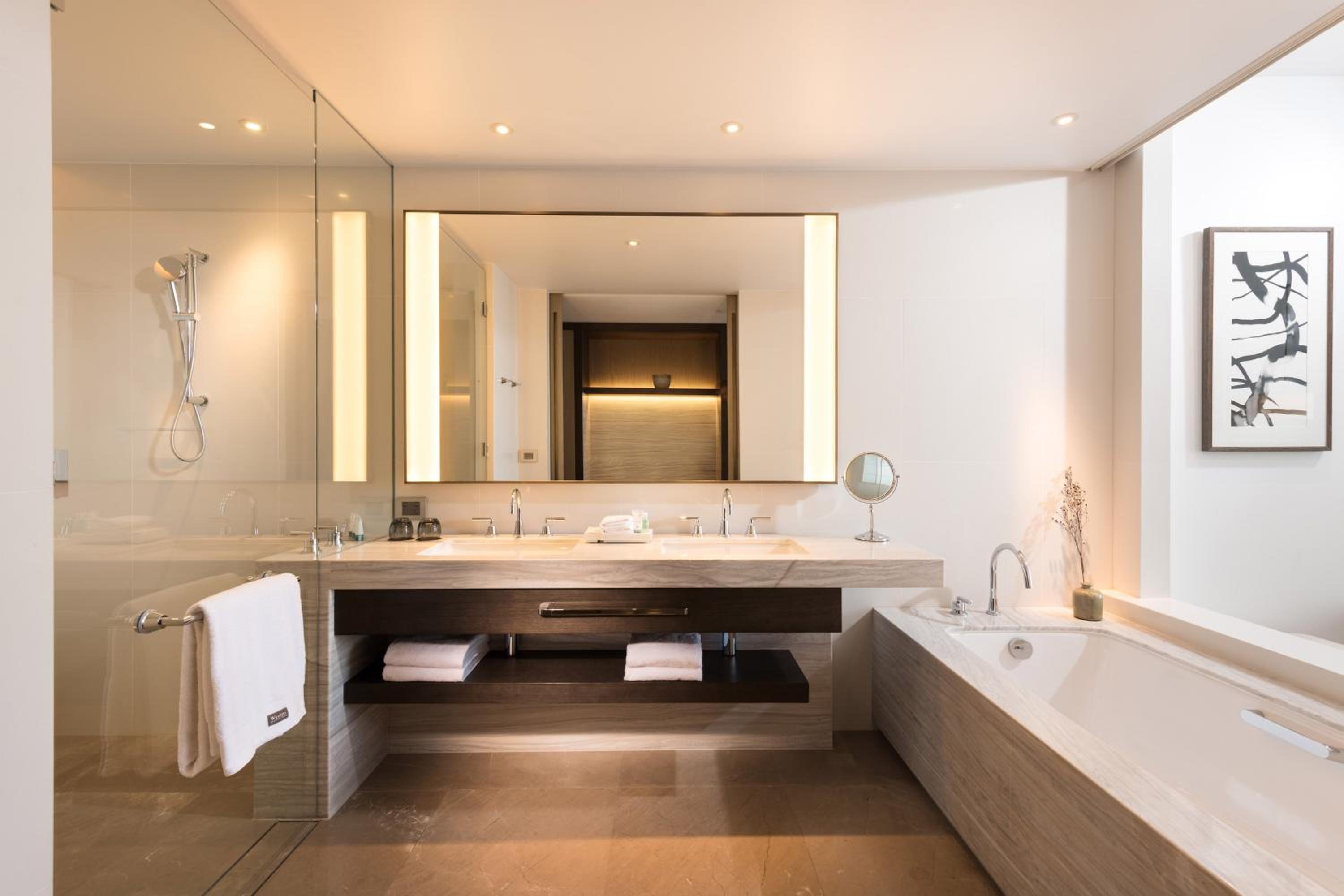 Club One-Bedroom Suite with Club Lounge access thumbnail 6