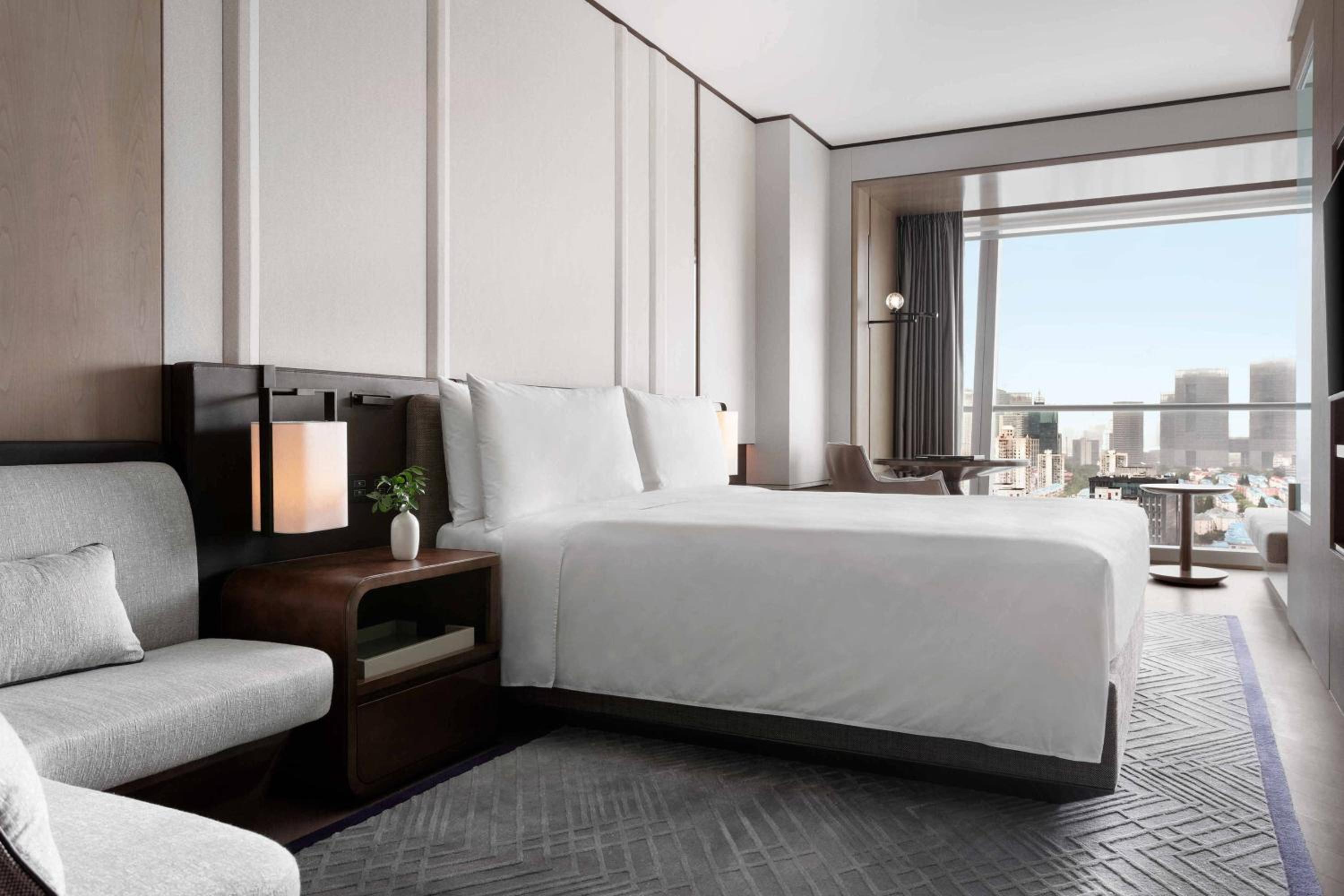 Deluxe King Room City View