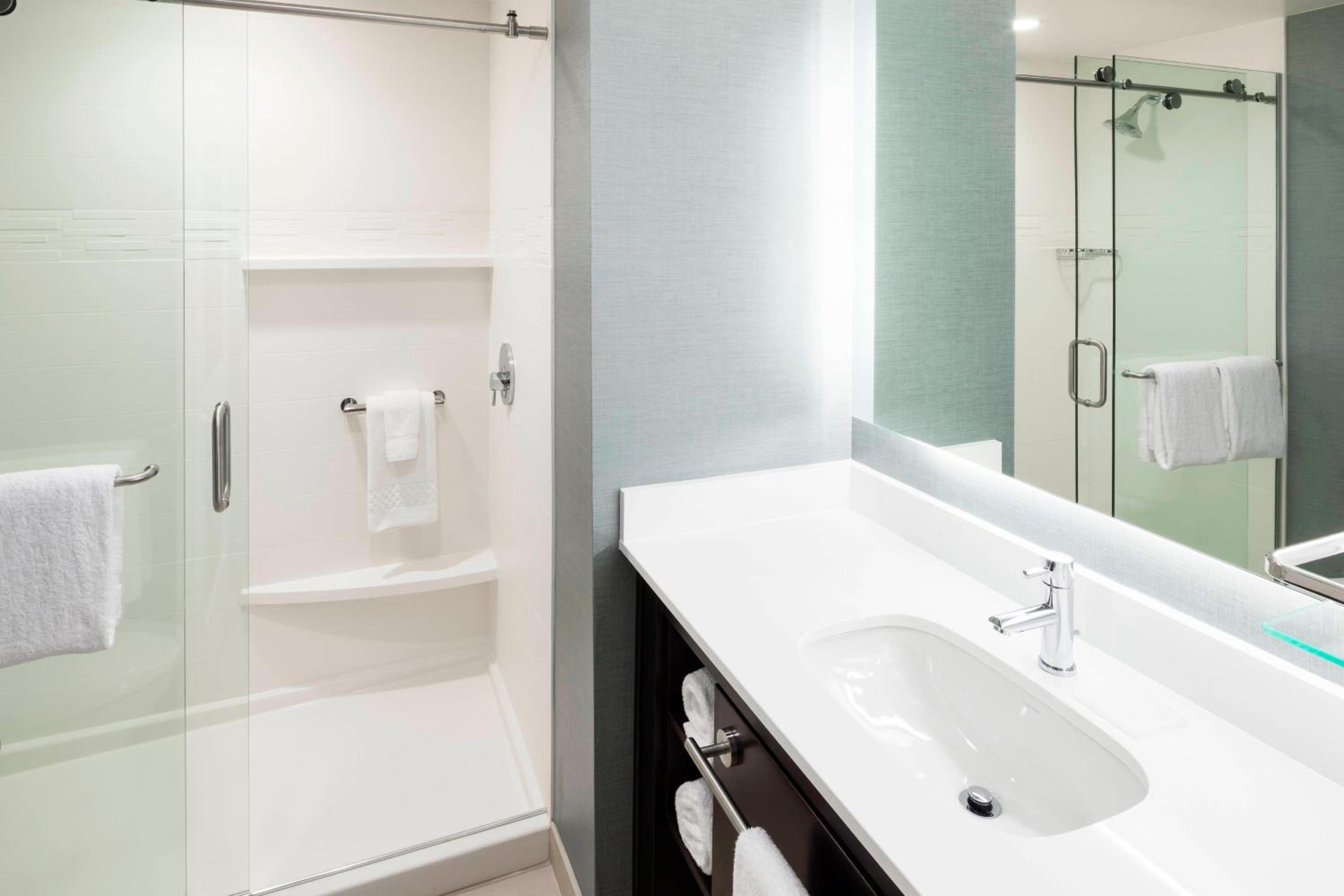 Studio King Suite with Sofa Bed - Mobility Accessible with Tub