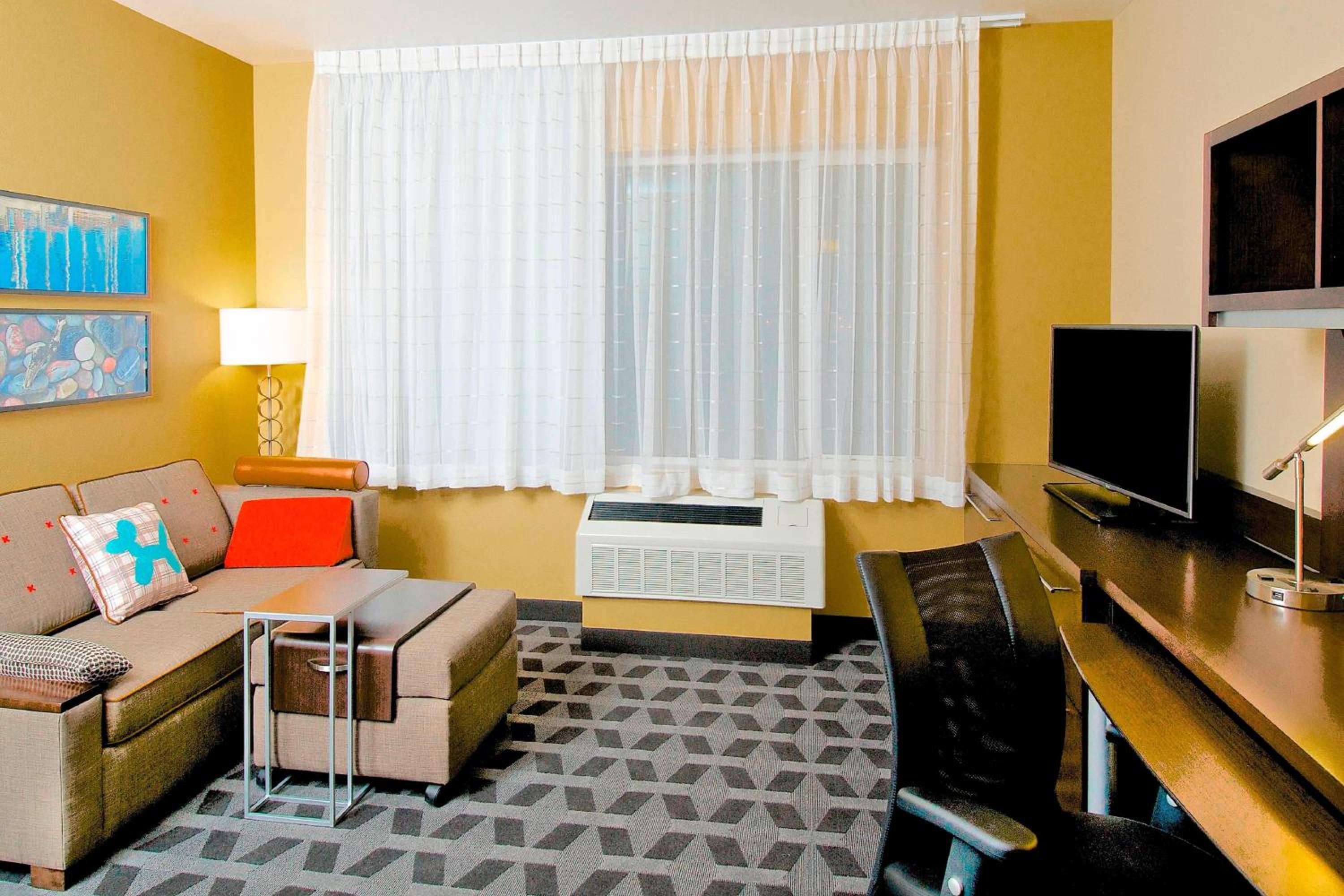 One-Bedroom Queen Suite with Sofa Bed photo 2