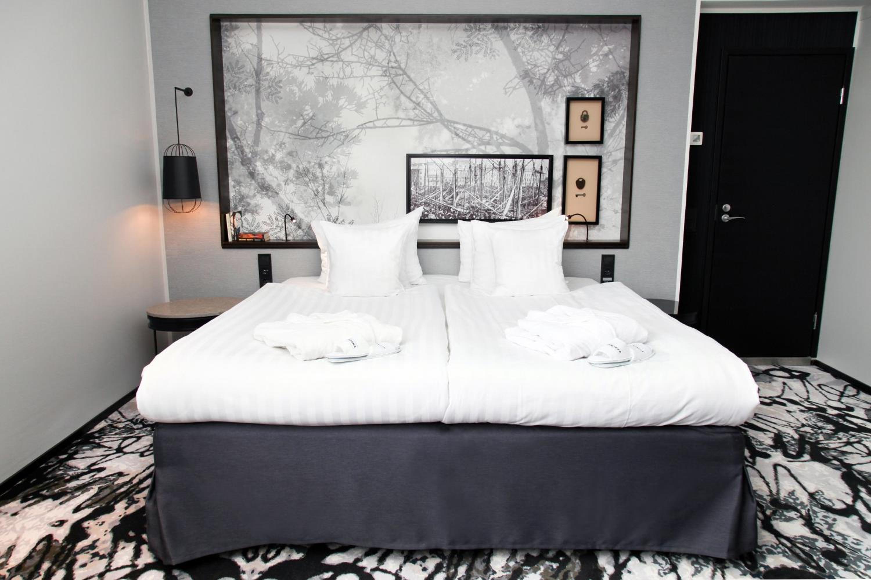 Junior Suite, 1 King, Courtyard view - Photo 1