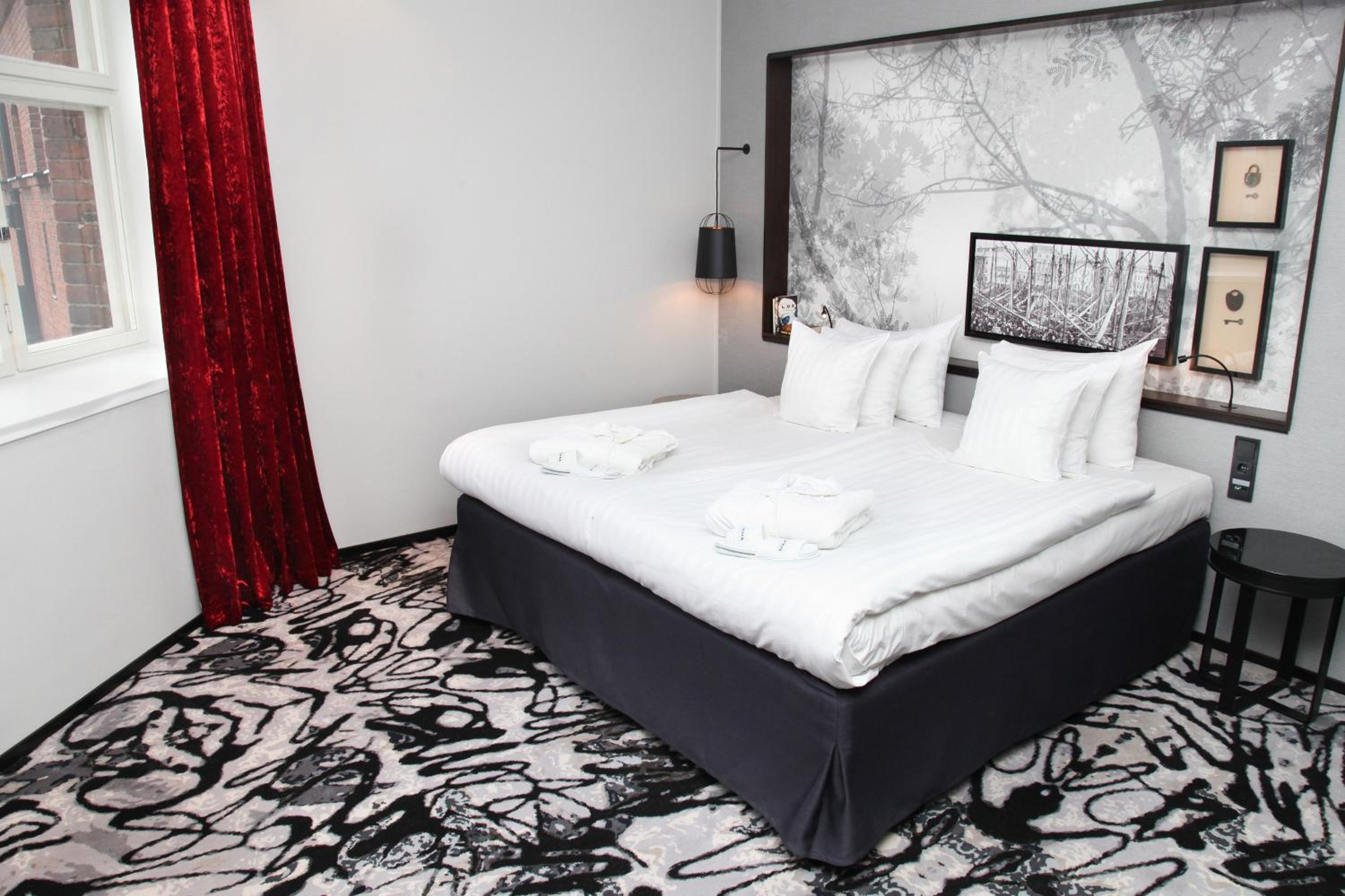 Junior Suite, 1 King, Courtyard view - Photo 2