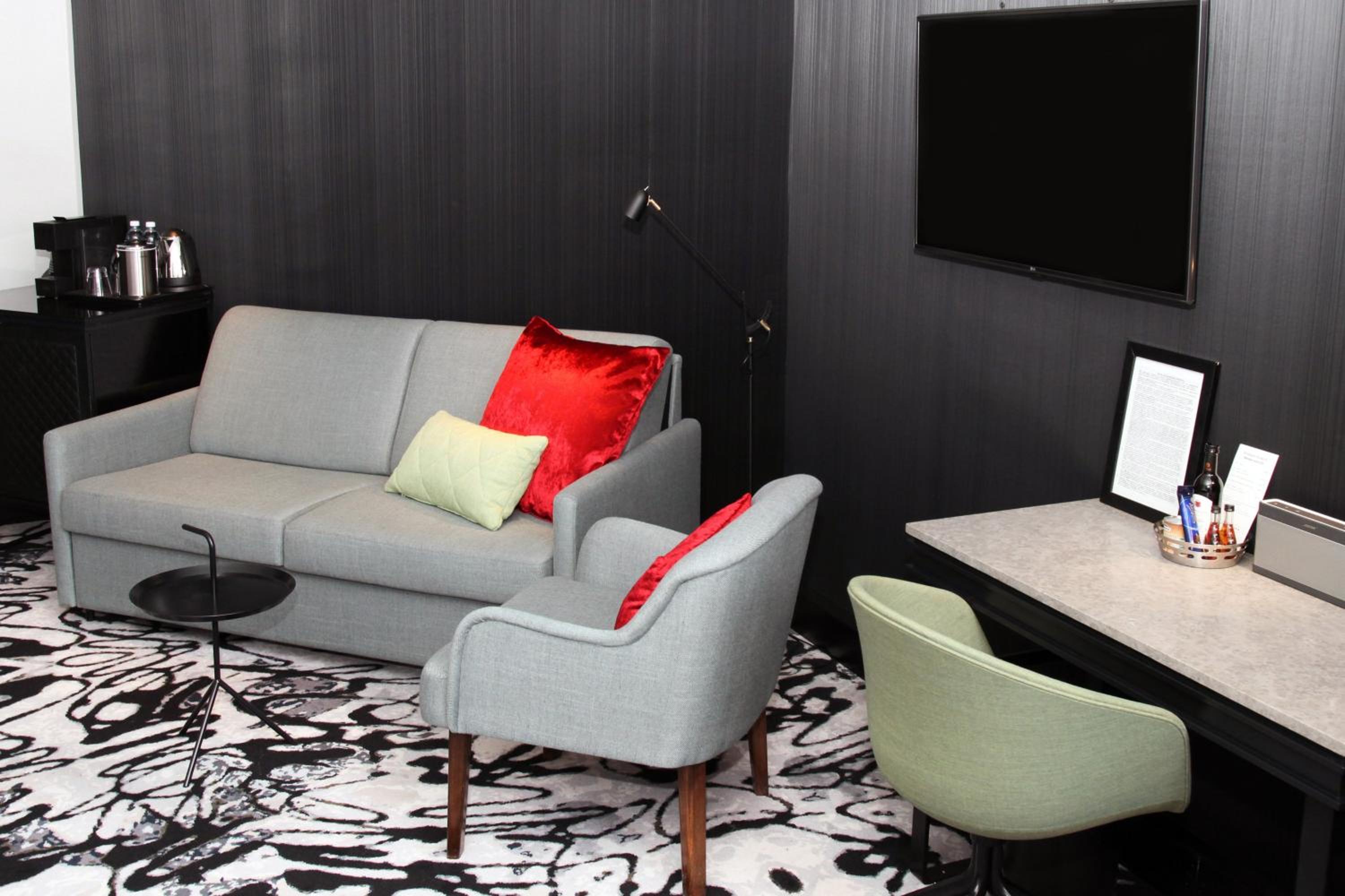 Junior Suite, 1 King, Courtyard view - Photo 3
