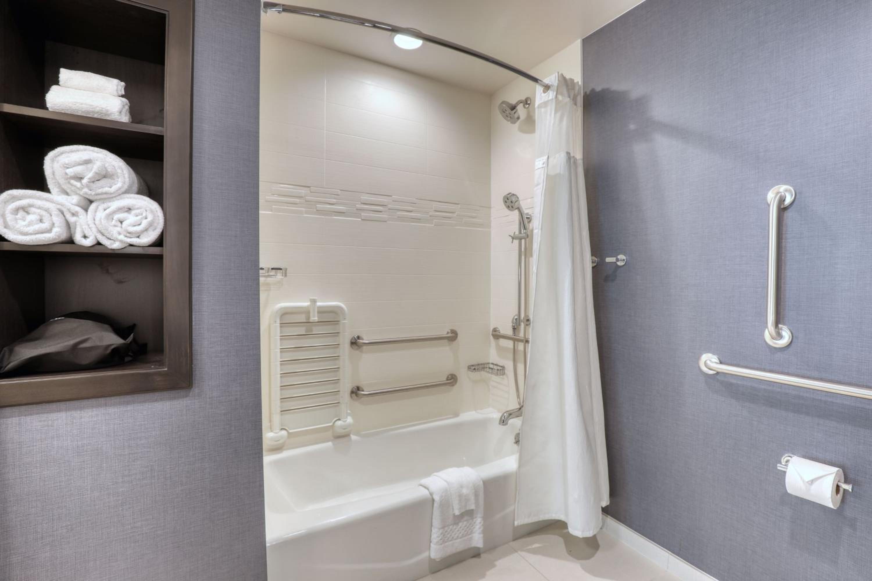 1 Bedroom Suite, 1 King, Sofa bed - Photo 5