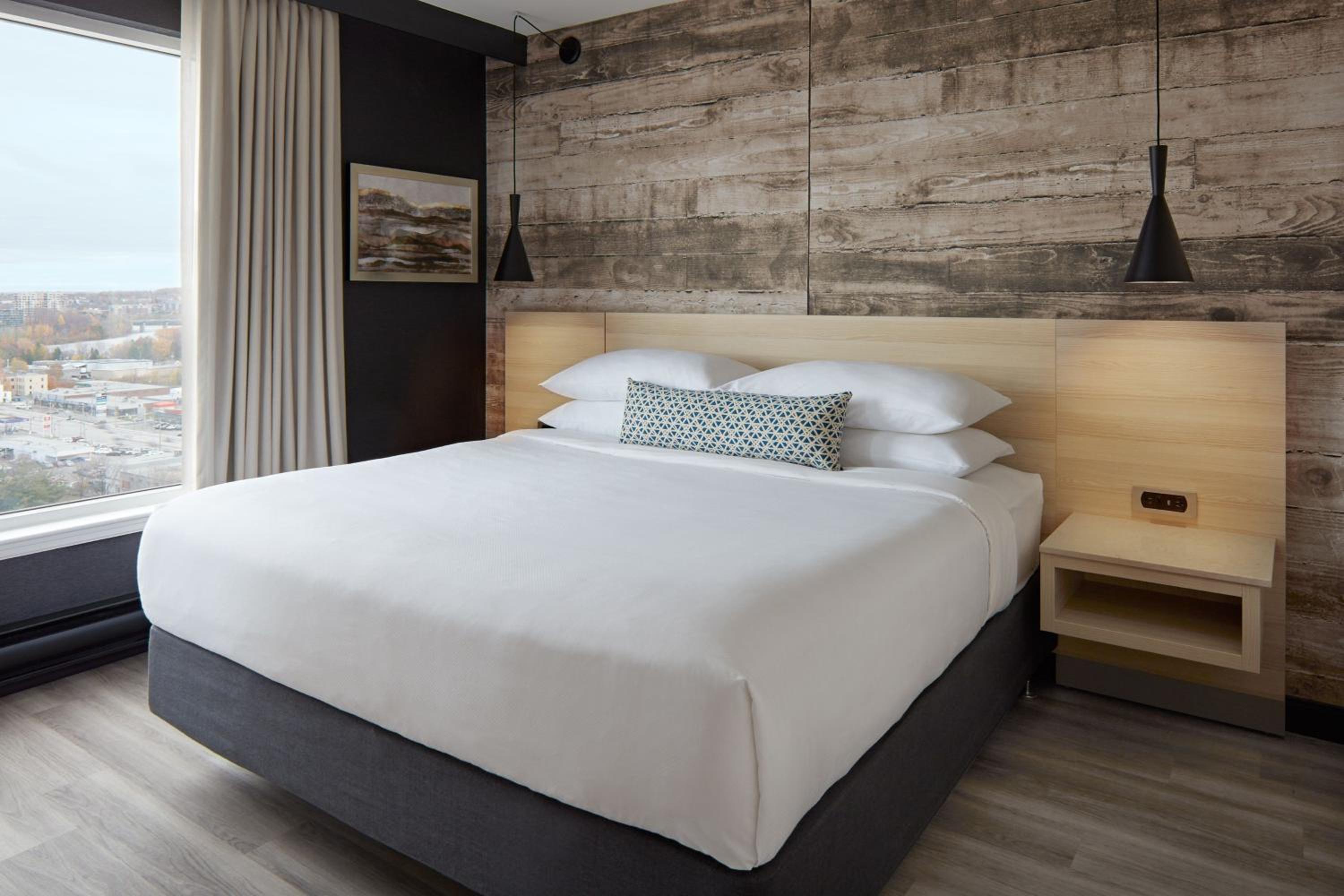 One Bedroom Suite, 1 King - Photo 2
