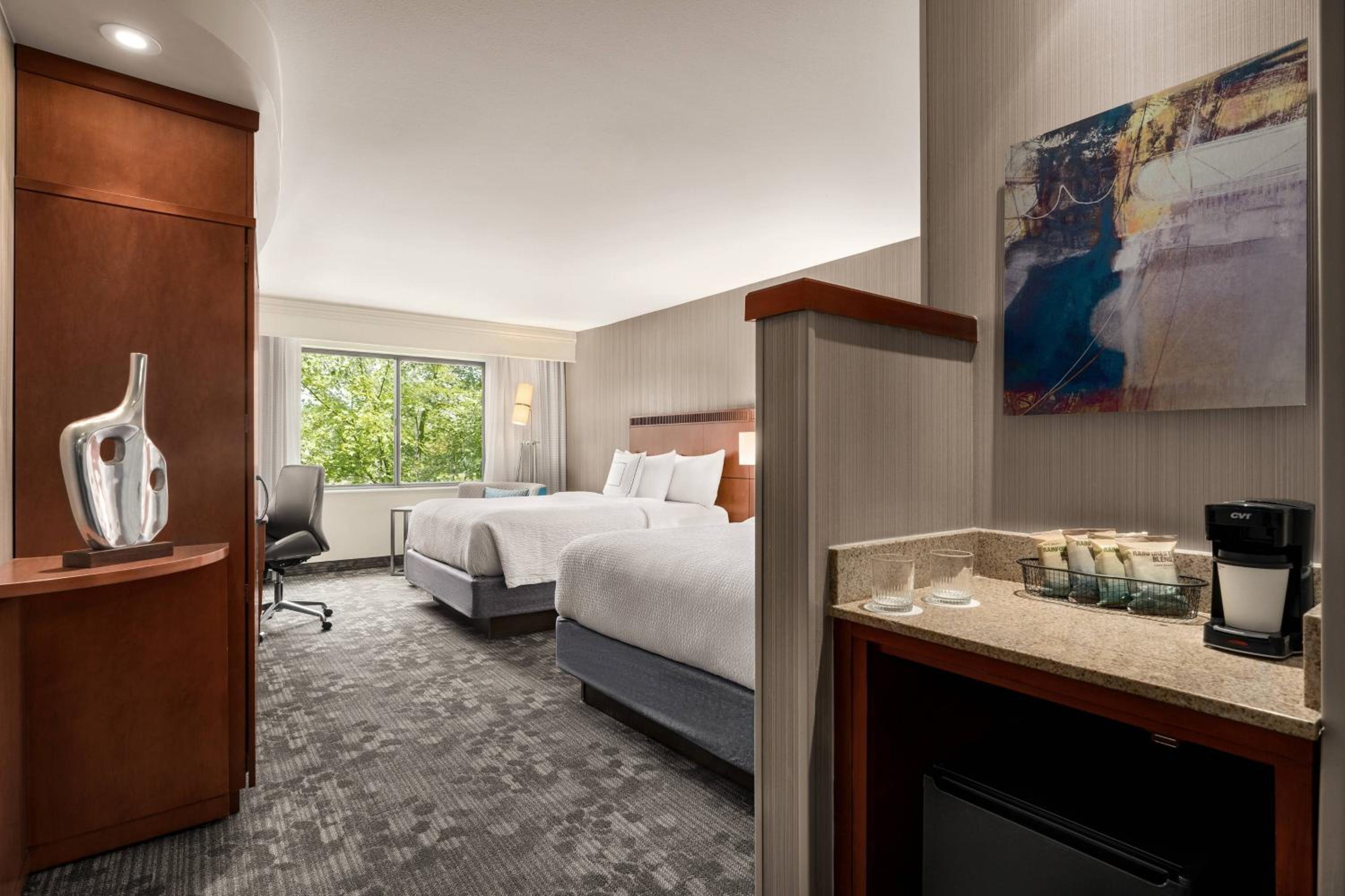 Queen Room with Two Queen Beds and Adapted Tub - Mobility Accessible - Photo 5